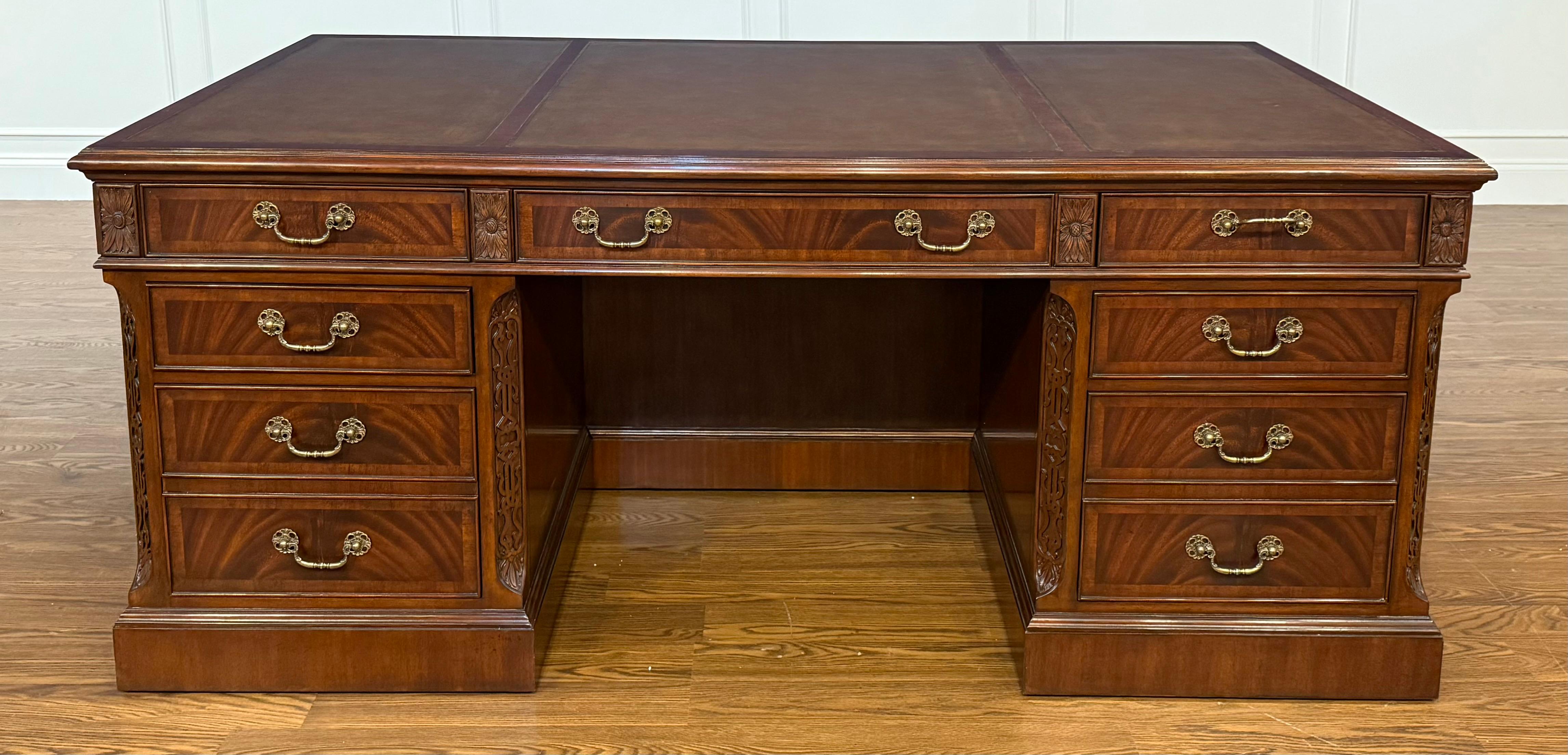 Traditioneller 72-Zoll-Mahagoni- Chefschreibtisch von Leighton Hall im Zustand „Neu“ im Angebot in Suwanee, GA