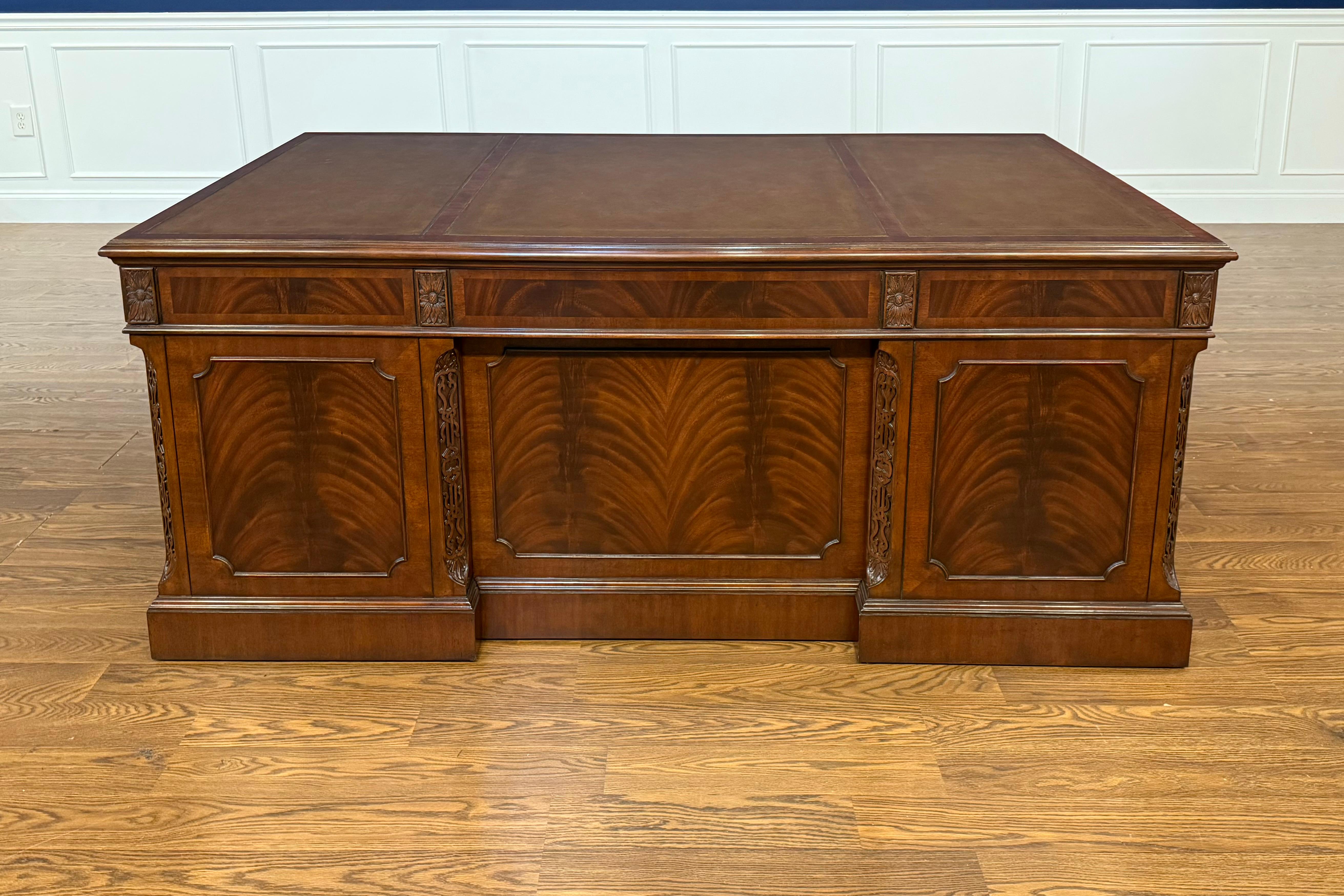 Traditioneller 72-Zoll-Mahagoni- Chefschreibtisch von Leighton Hall (21. Jahrhundert und zeitgenössisch) im Angebot