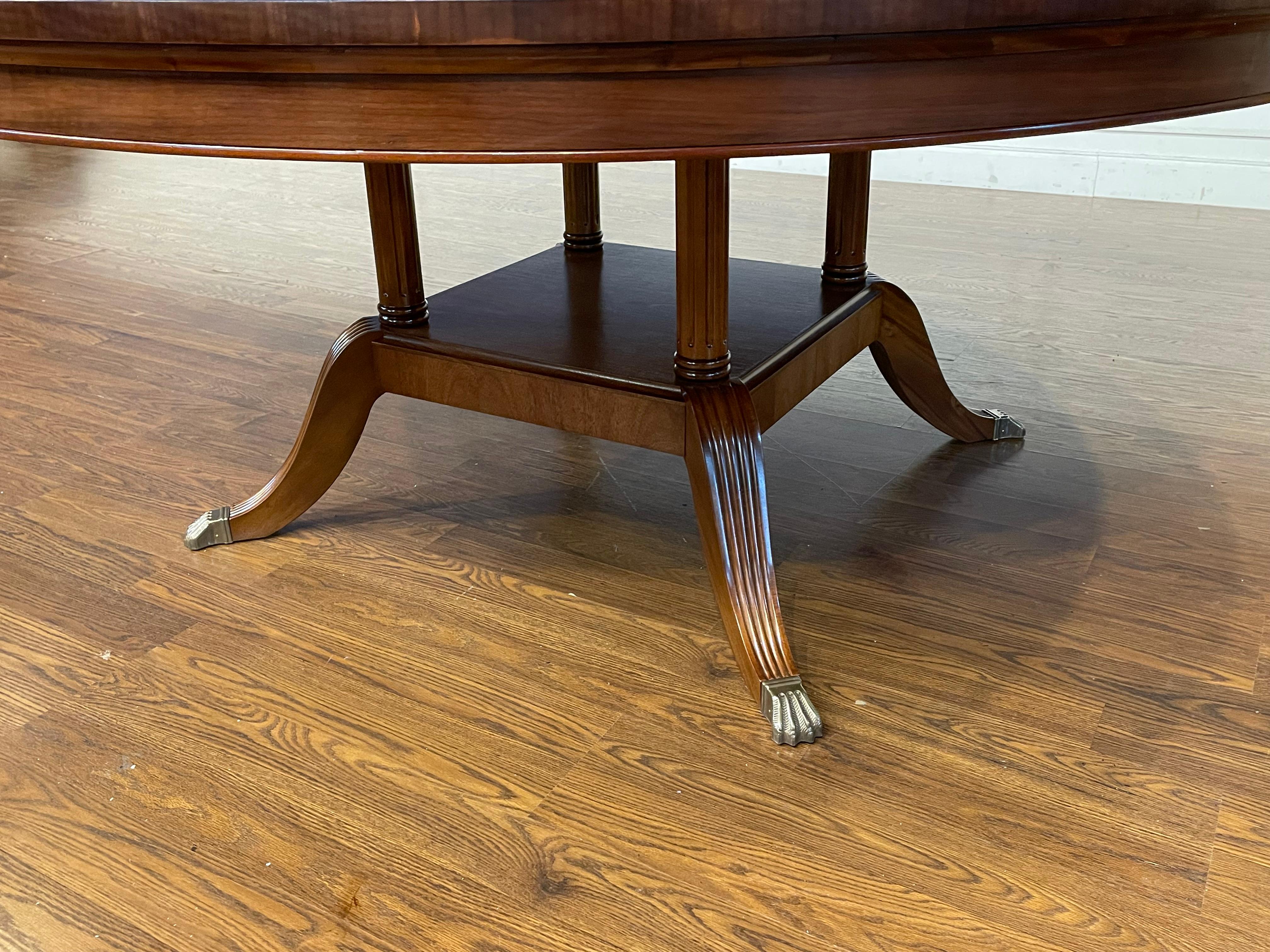 Traditioneller 72er runder Esstisch aus Nussbaumholz von Leighton Hall – Muster aus dem Ausstellungsraum 2