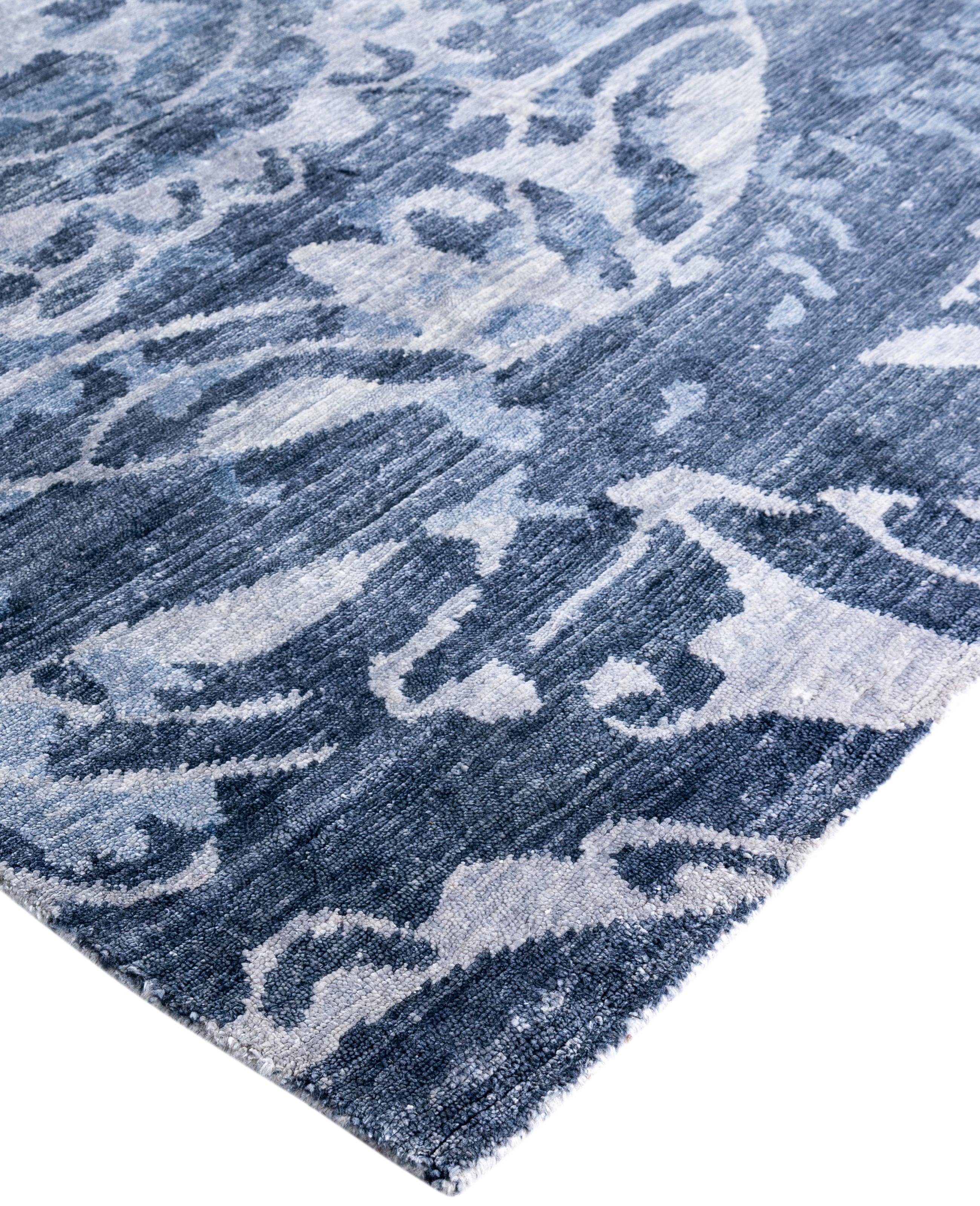 Les tapis kazakhs sont recherchés depuis des générations, leur esthétique unique étant une combinaison captivante d'histoire tribale et d'influence géographique. Les médaillons, les motifs allover et le dessin central, noués à la main de manière