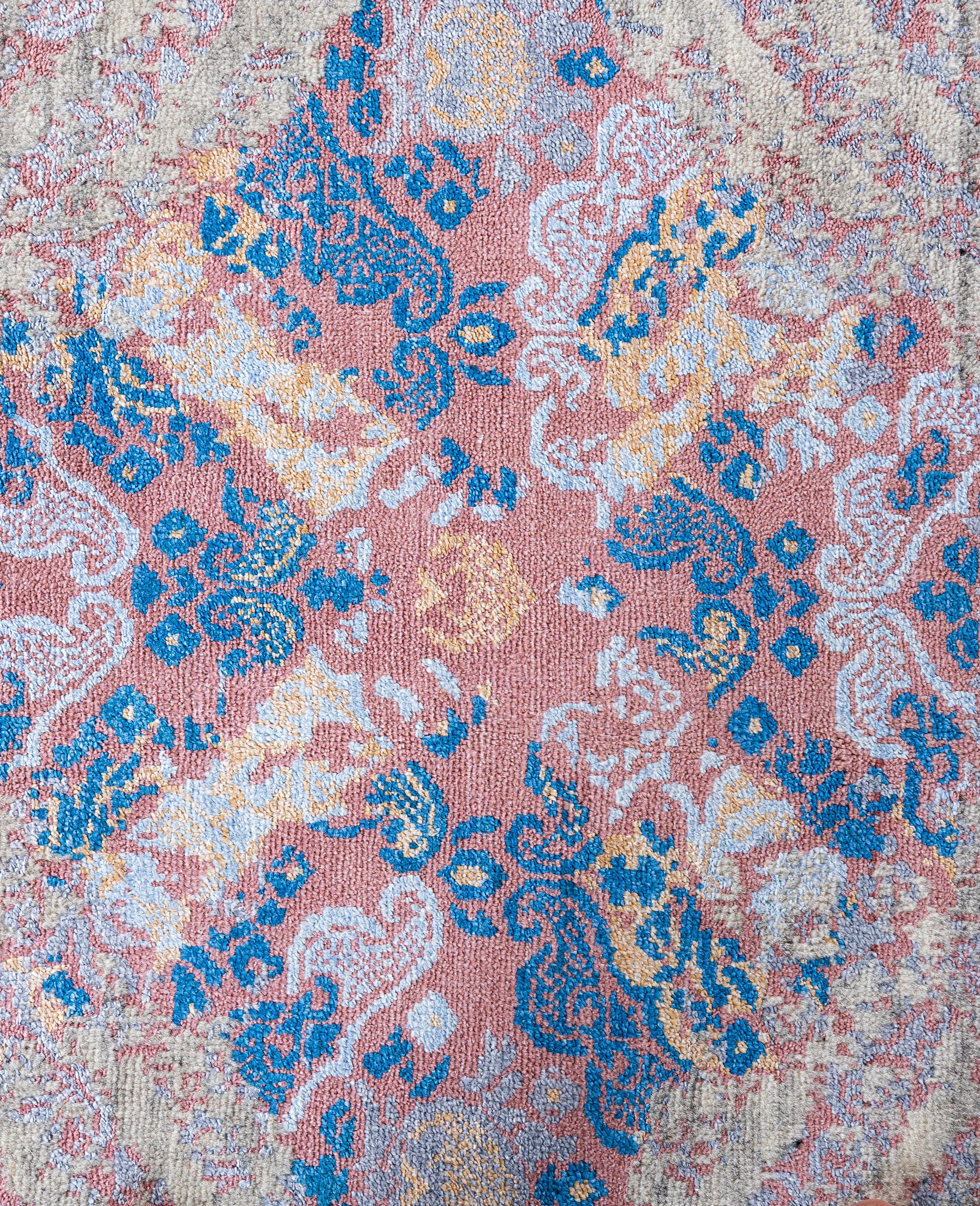 I tappeti Kazak sono ricercati da generazioni e la loro estetica unica è una combinazione accattivante di storia tribale e influenza geografica. Intricatamente annodati a mano in lana, i medaglioni, i motivi allover e il disegno centrale riflettono