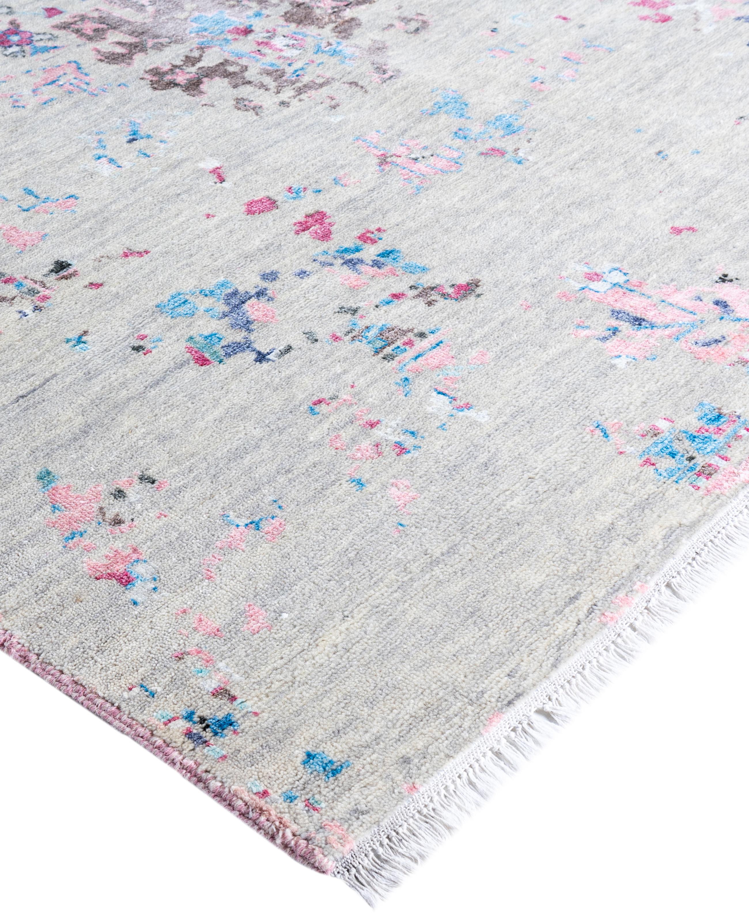 Les tapis kazakhs sont recherchés depuis des générations, leur esthétique unique étant une combinaison captivante d'histoire tribale et d'influence géographique. Les médaillons, les motifs allover et le dessin central, noués à la main de manière
