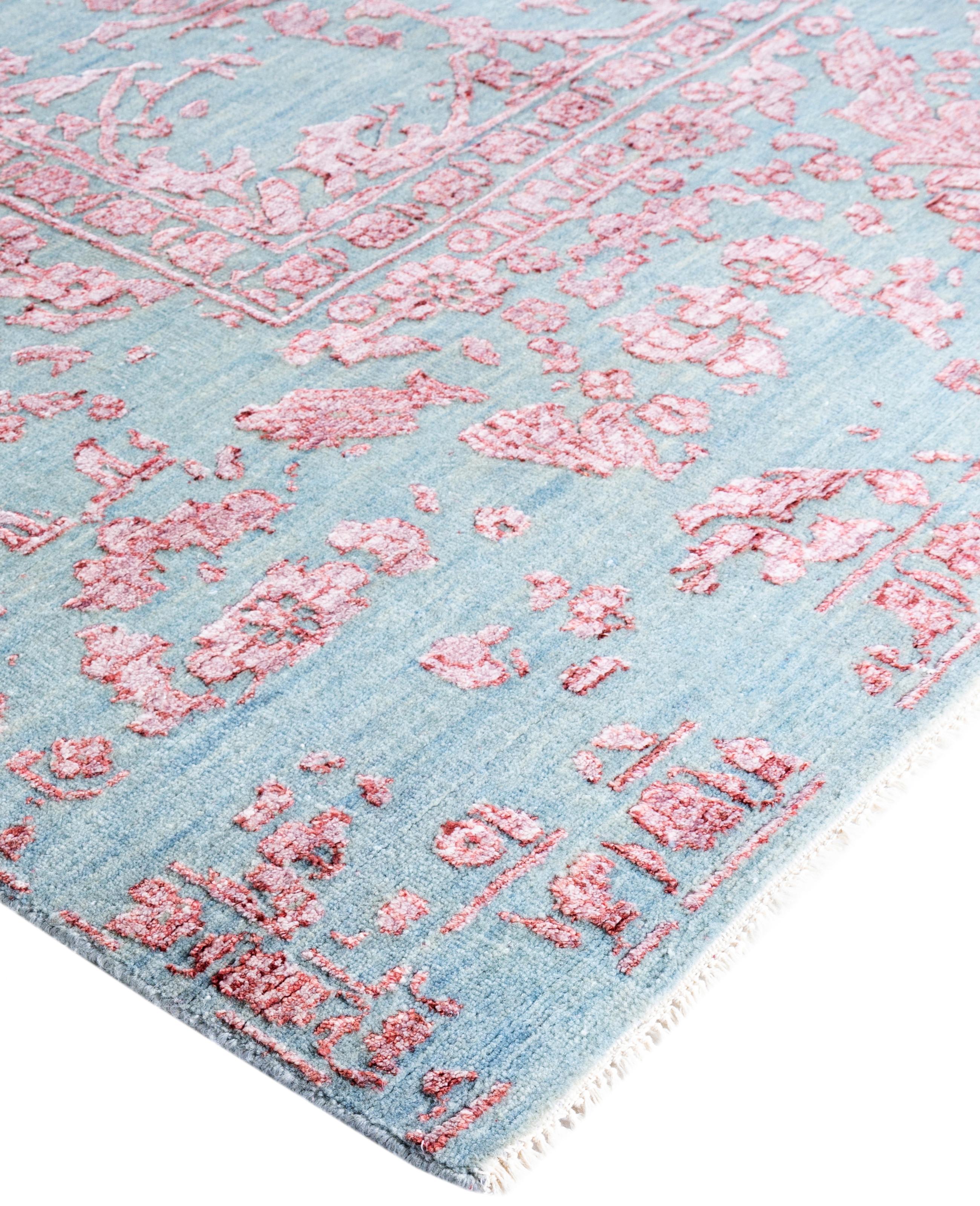 Les tapis kazakhs sont recherchés depuis des générations, leur esthétique unique étant une combinaison captivante d'histoire tribale et d'influence géographique. Les médaillons, les motifs allover et le dessin central, noués à la main de manière