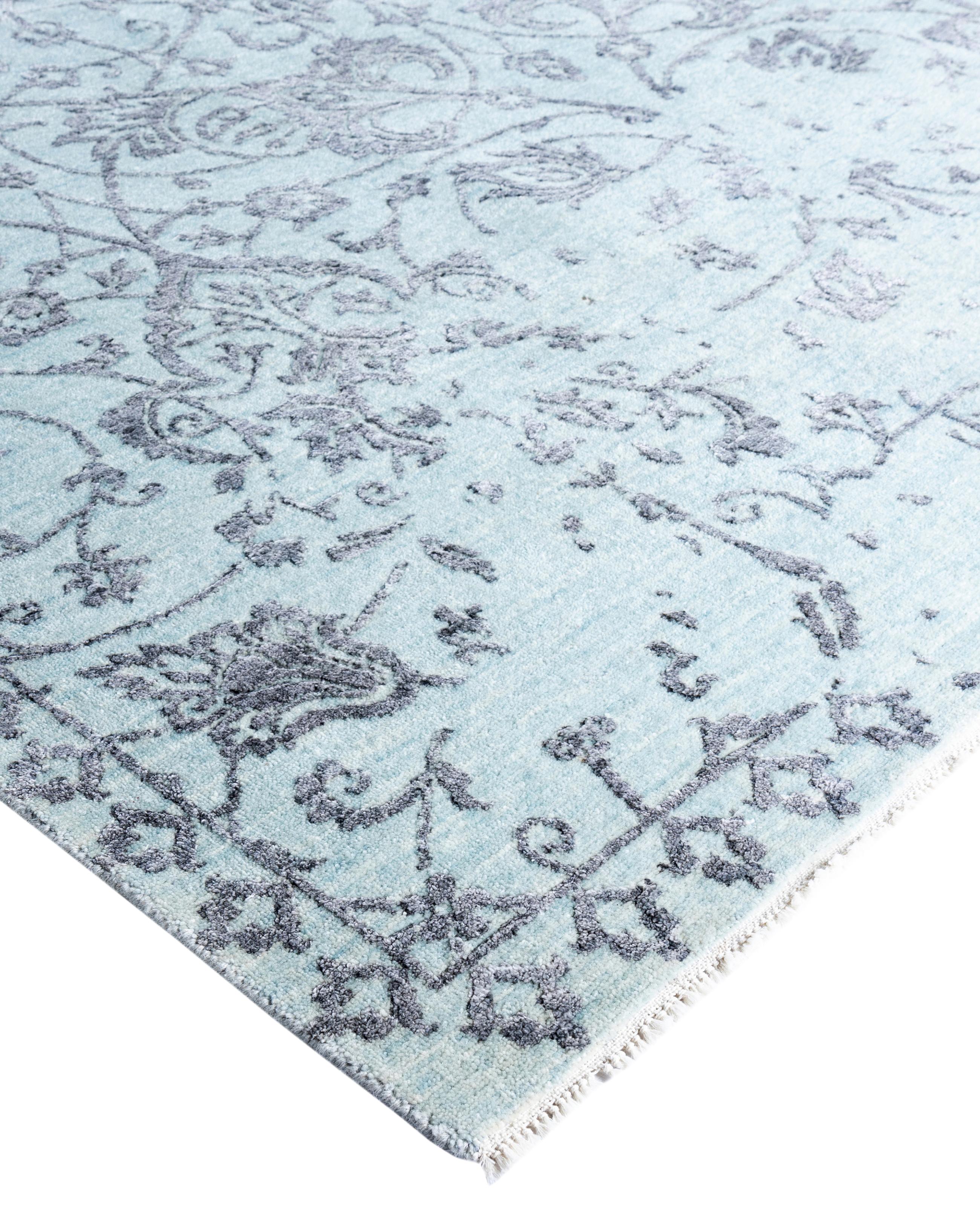 Les tapis kazakhs sont recherchés depuis des générations, leur esthétique unique étant une combinaison captivante d'histoire tribale et d'influence géographique. Les médaillons, les motifs allover et le dessin central, noués à la main de manière