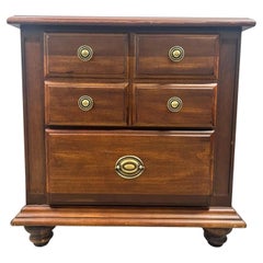 Table de chevet traditionnelle américaine Broyhill en bois de cerisier, à 2 tiroirs