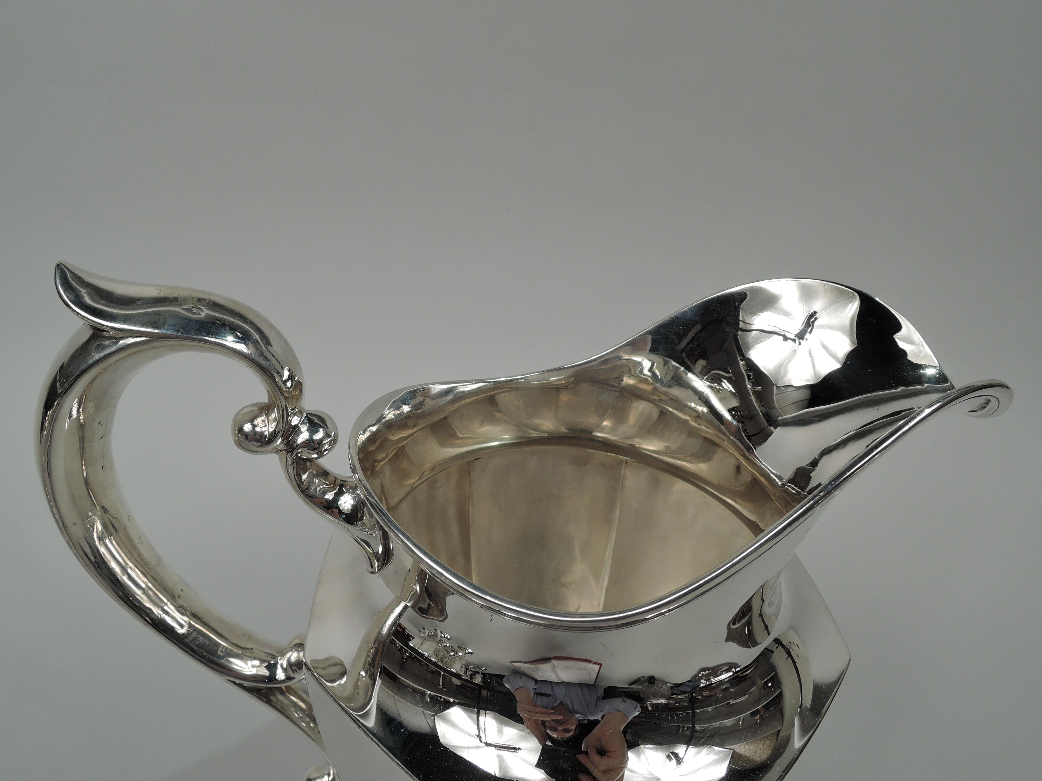 Traditional American Classical Sterling Silver Water Pitcher In Good Condition For Sale In New York, NY