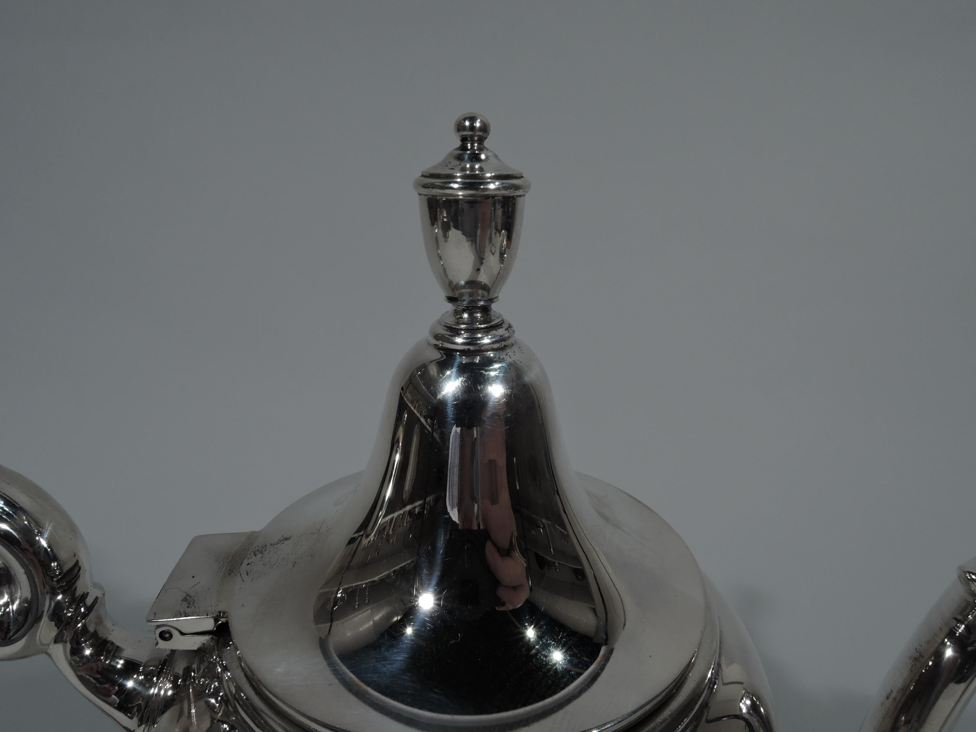 Traditional American Colonial Sterling Silver Coffeepot In Excellent Condition In New York, NY