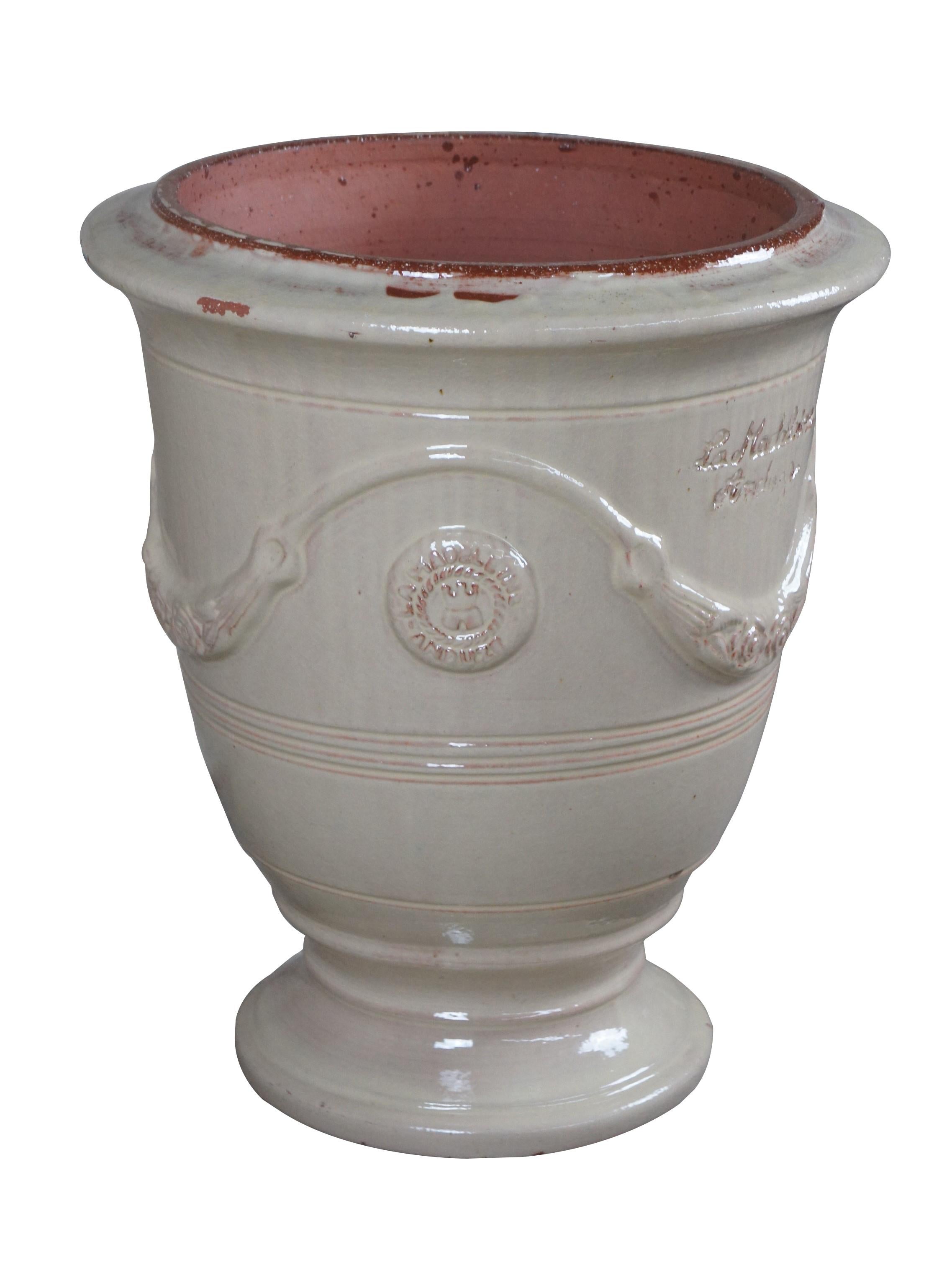 Das südfranzösische Anduze ist bekannt für seine Töpferkunst und blickt auf eine reiche Geschichte des Keramikhandwerks zurück. Die Töpferei der Madeleine, in der Ihre Kanne handgefertigt wurde, ist bekannt für die Herstellung hochwertiger Stücke
