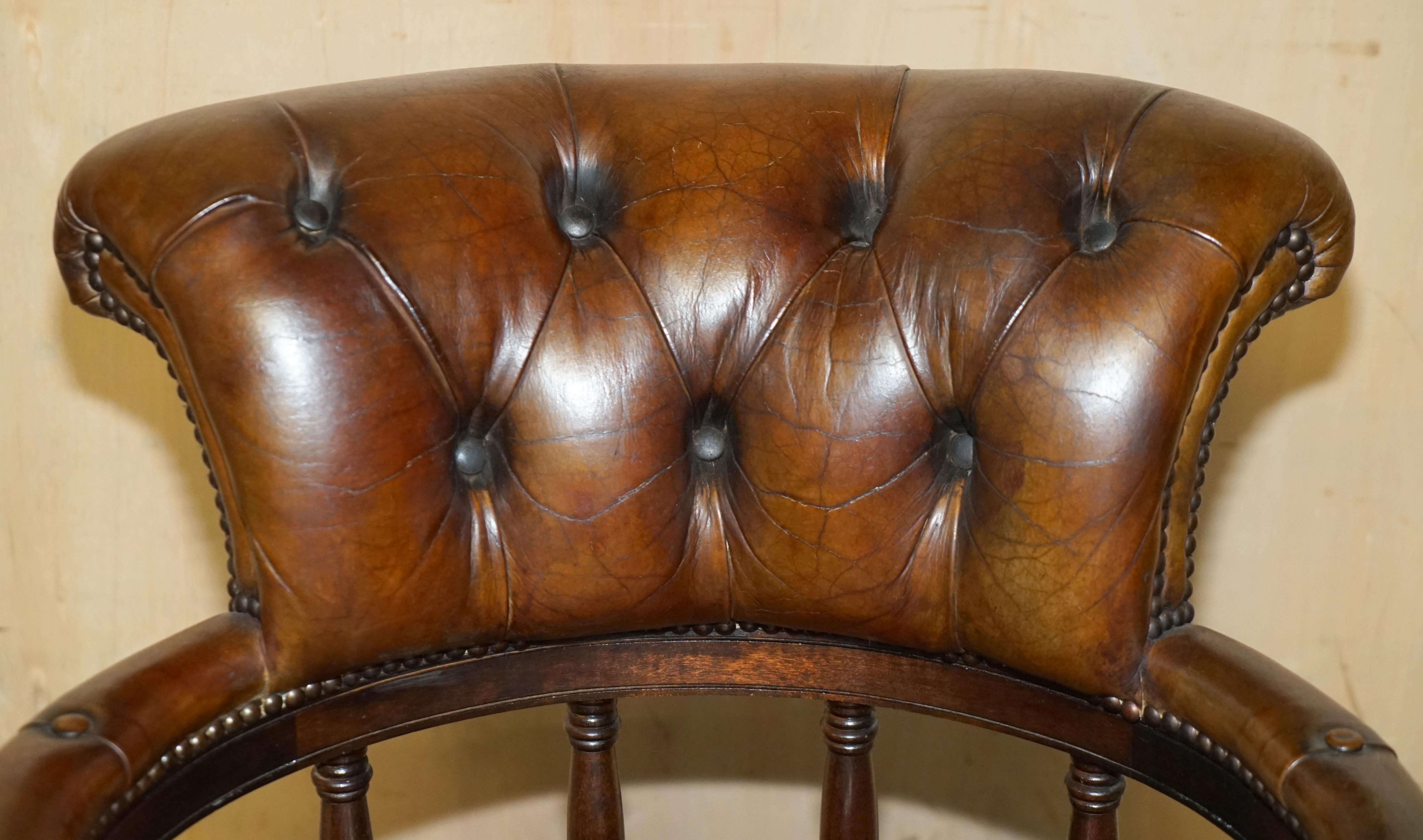 English TRADITIONAL ANTiQUE CIGAR BROWN LEATHER OAK CHESTERFIELD CAPTAINS ARMCHAIR
