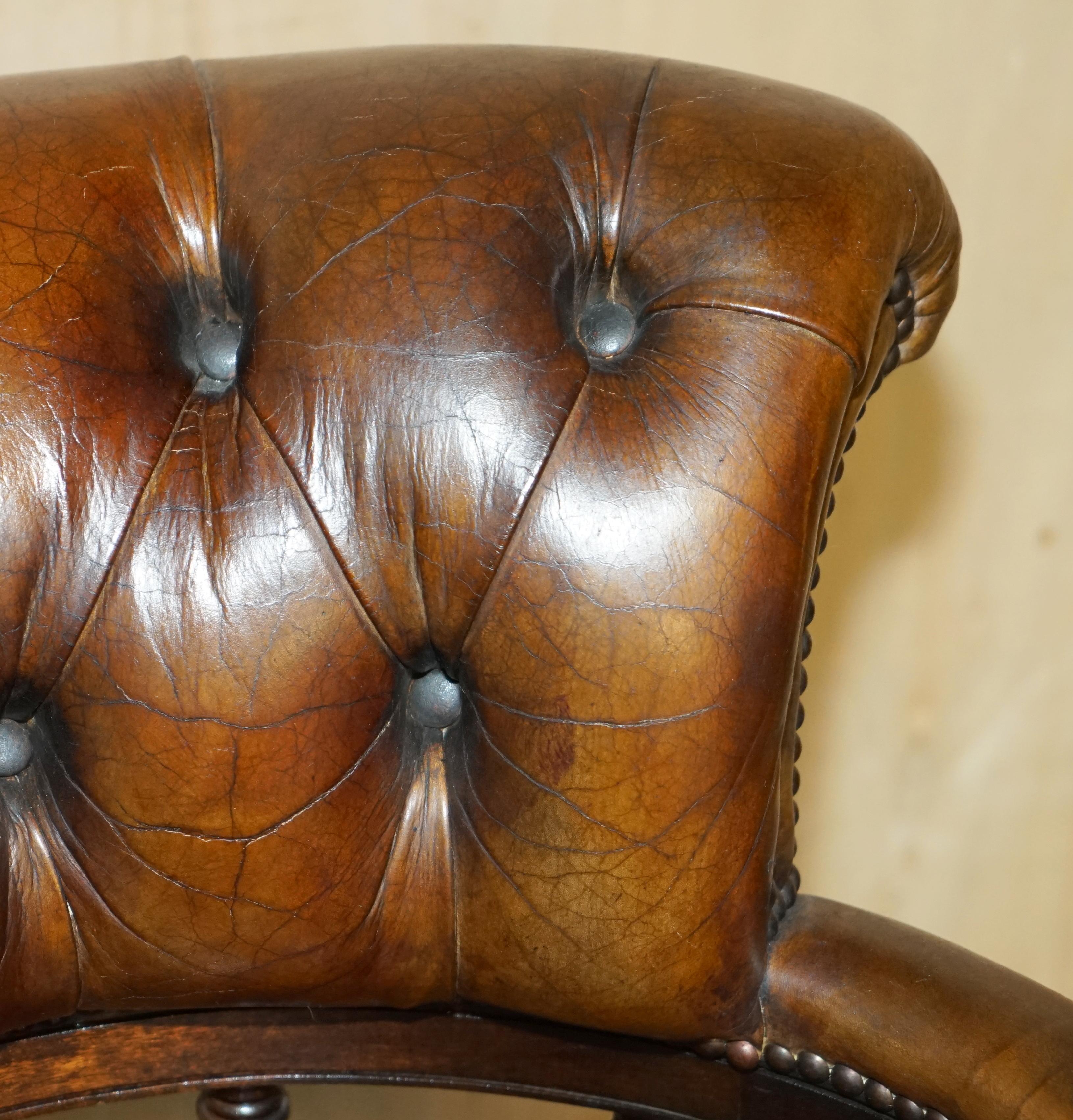 20th Century TRADITIONAL ANTiQUE CIGAR BROWN LEATHER OAK CHESTERFIELD CAPTAINS ARMCHAIR
