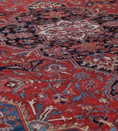 Traditioneller antiker ziegelroter und indigofarbener Serapi-Teppich mit Blumenmuster aus der Zeit um 1900