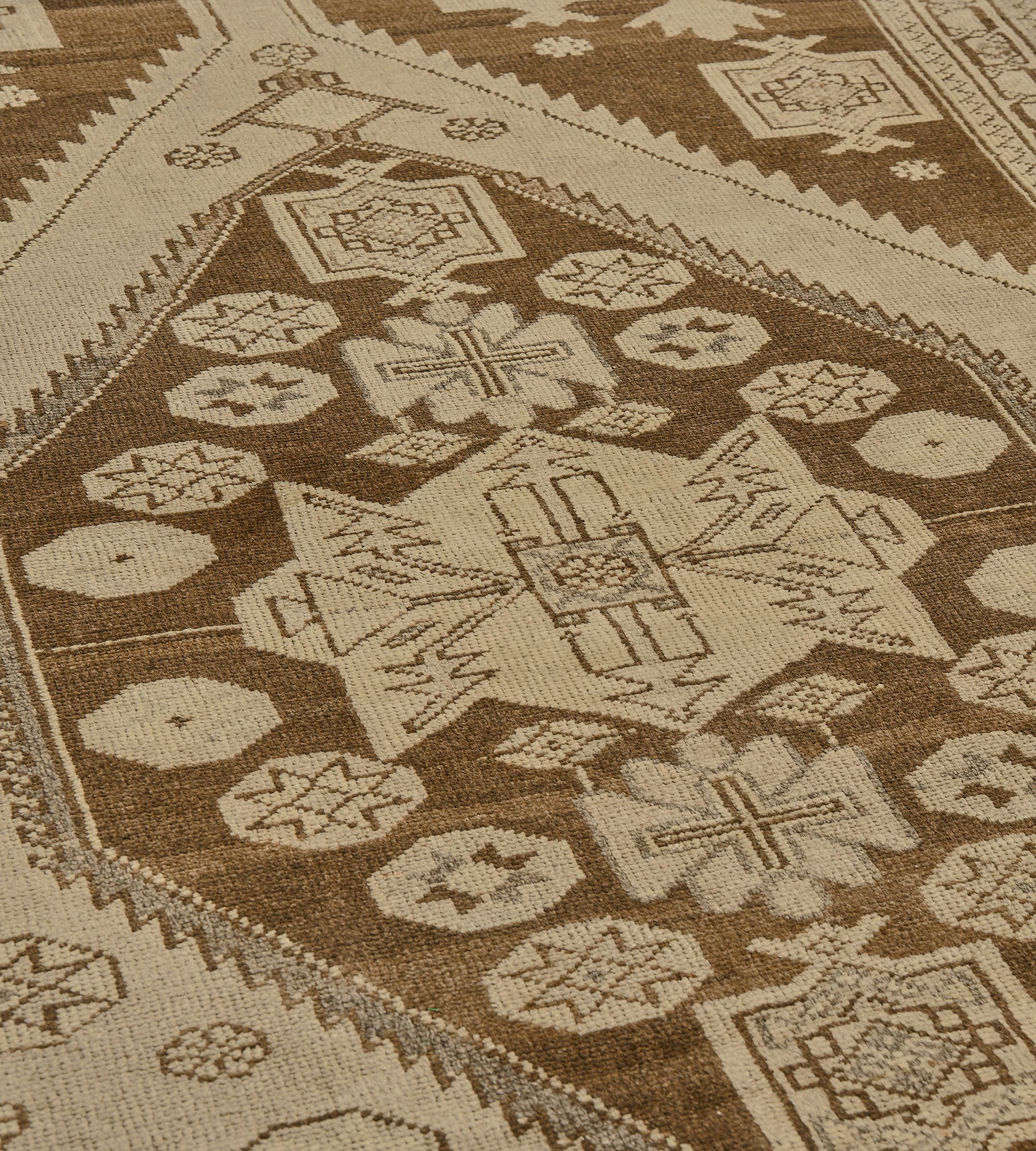 Traditionell Antik Circa-1920 Braun Floral Wolle Malayer Läufer (Persisch) im Angebot
