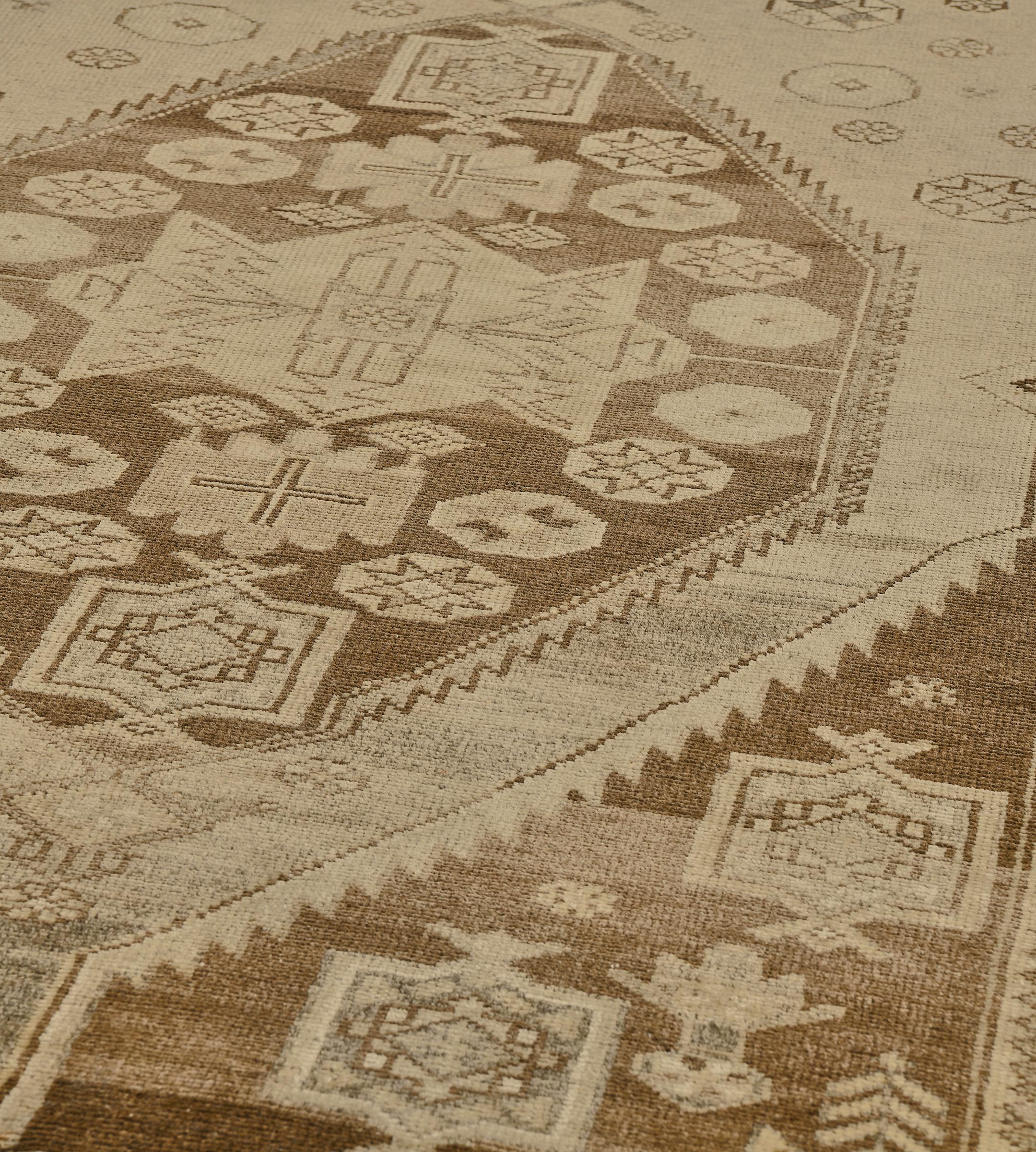 Traditionell Antik Circa-1920 Braun Floral Wolle Malayer Läufer im Zustand „Gut“ im Angebot in West Hollywood, CA