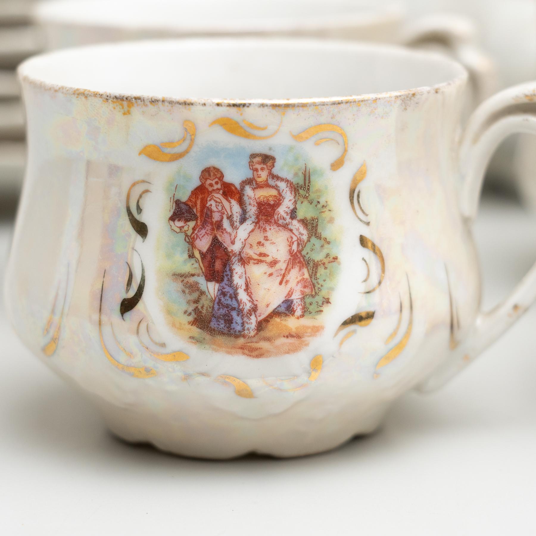 Français Service à café traditionnel en porcelaine française ancienne de 14 pièces, datant d'environ 1940 en vente