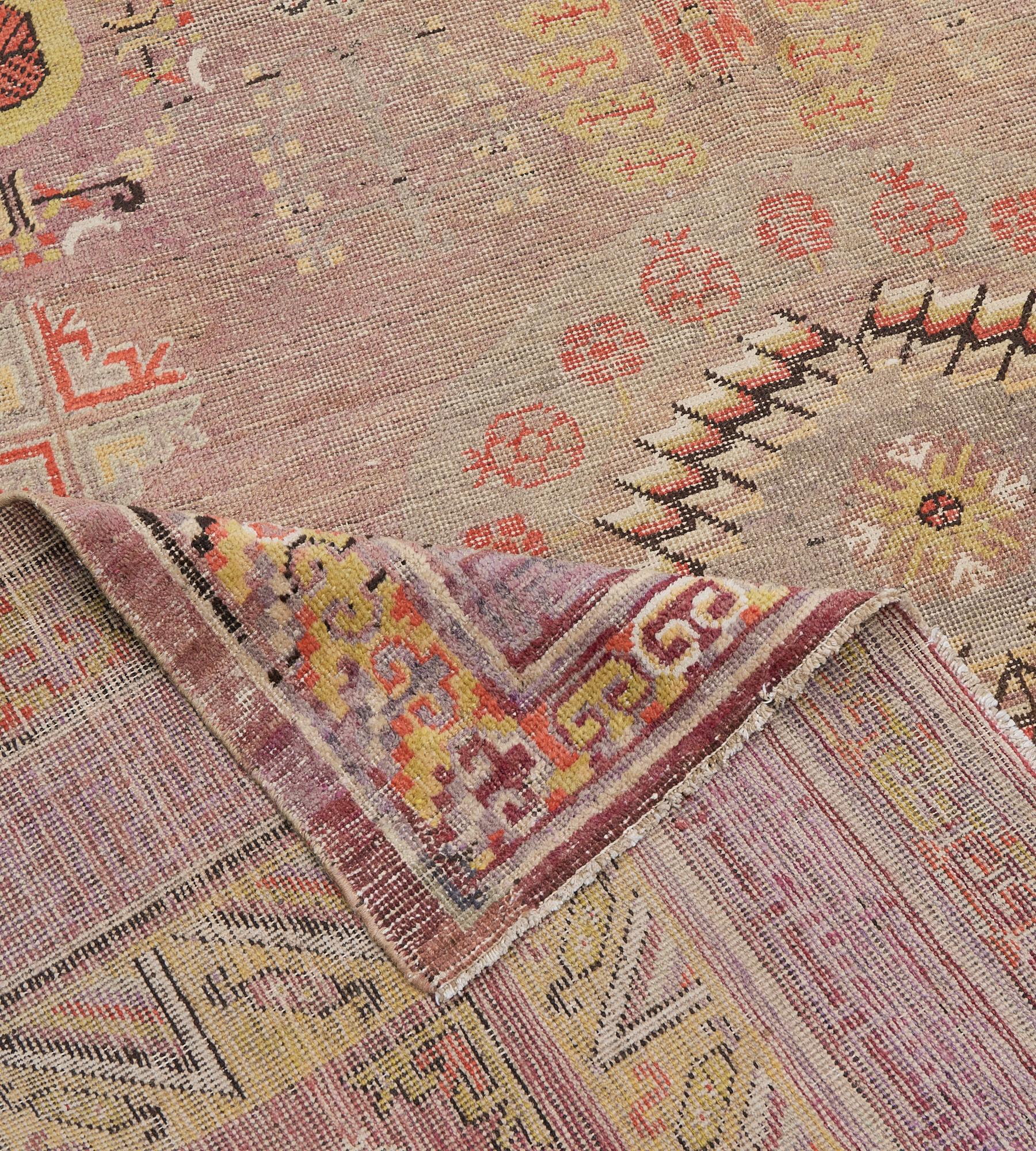 Traditioneller antiker handgeknüpfter Khotan-Teppich im Angebot 3