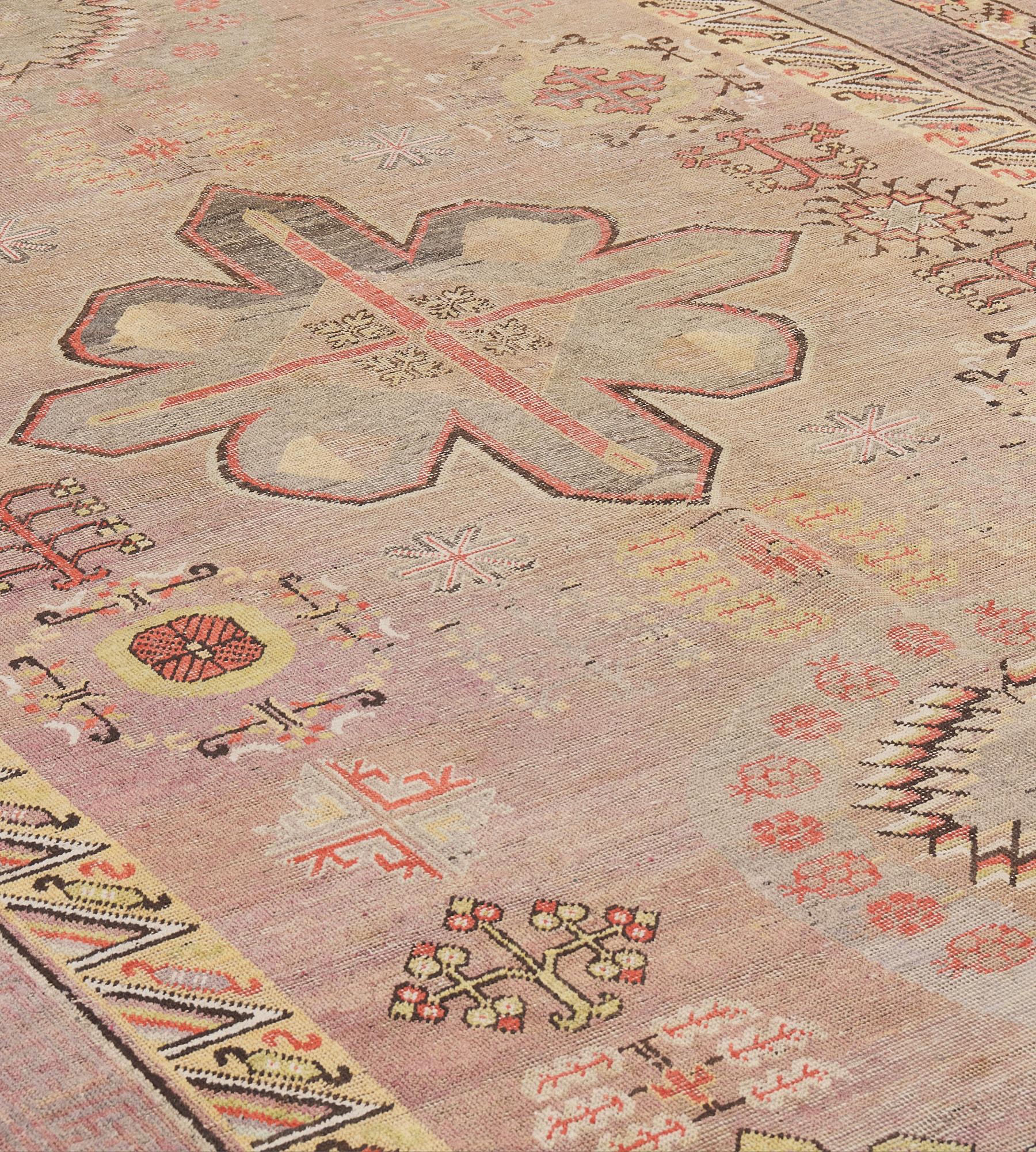 Traditioneller antiker handgeknüpfter Khotan-Teppich (Ostturkestanisch) im Angebot