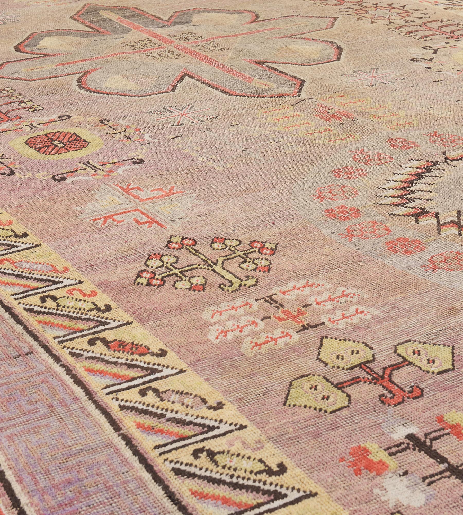 Traditioneller antiker handgeknüpfter Khotan-Teppich im Zustand „Gut“ im Angebot in West Hollywood, CA