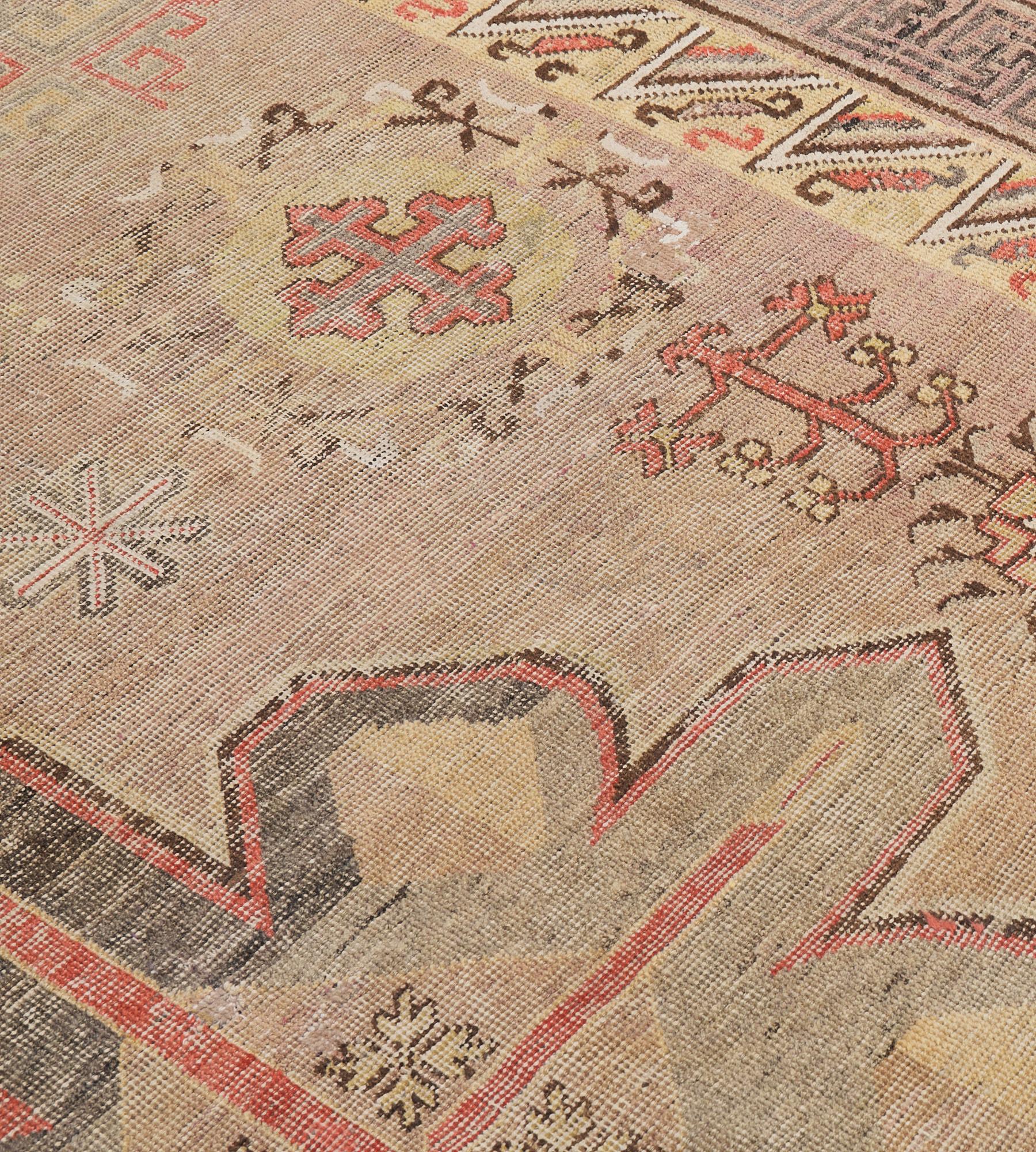 Traditioneller antiker handgeknüpfter Khotan-Teppich im Angebot 1