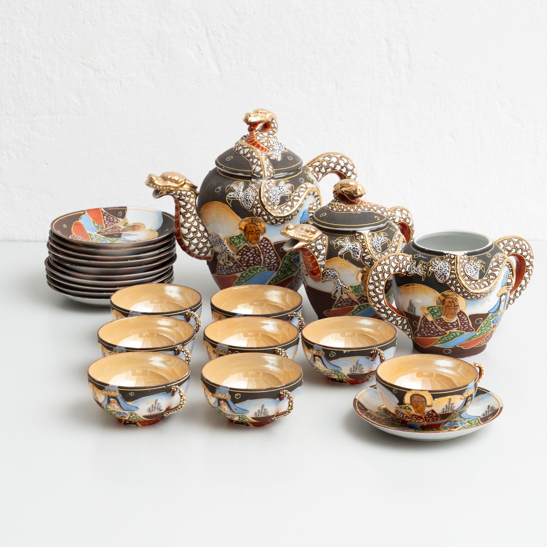 Antico set da tè con piatti, tazze e tè.     Dipinto a mano nel tradizionale stile giapponese.    Realizzato da un produttore sconosciuto in Giappone.    Originale giapponese timbrato.    In condizioni originali, con lievi usure dovute all'età e