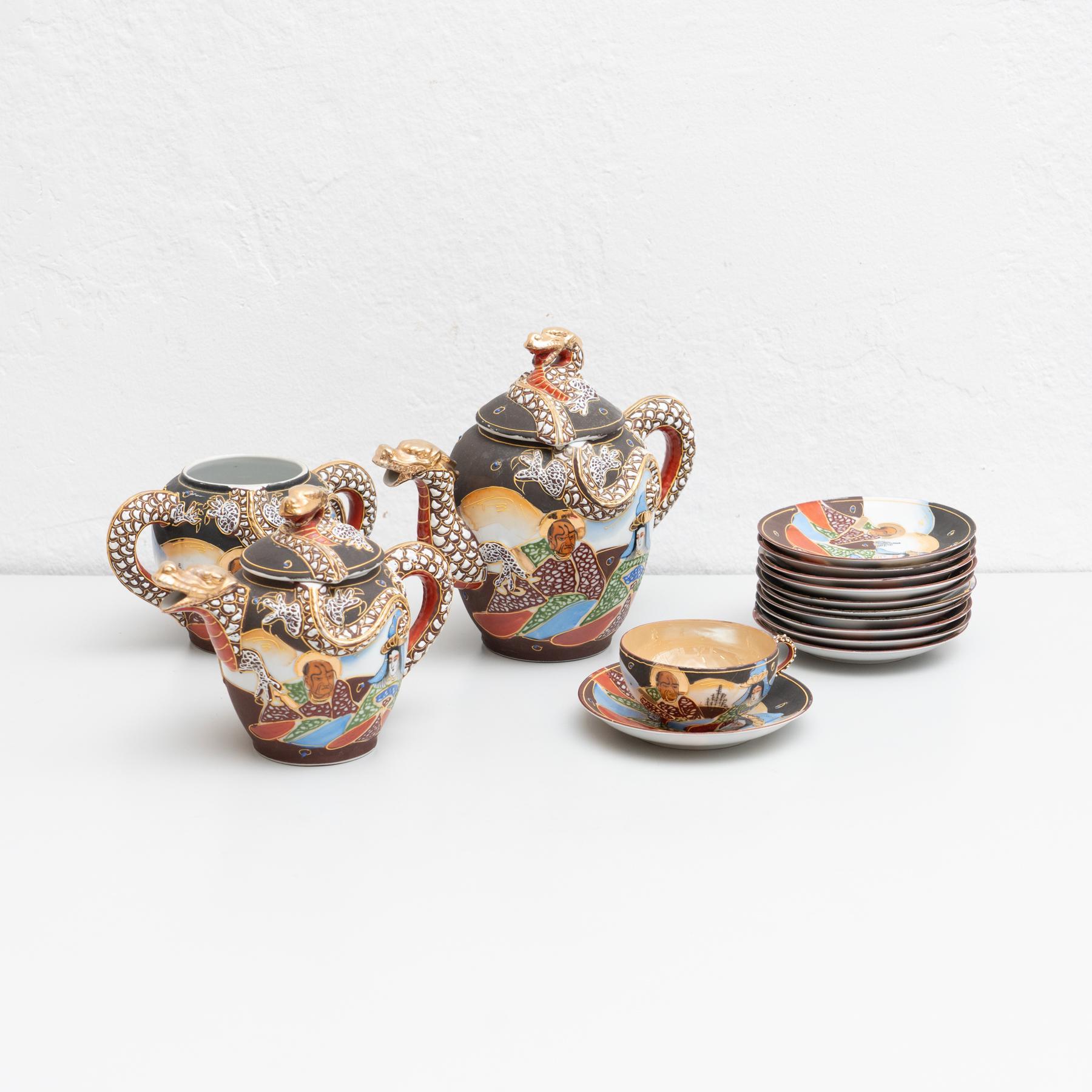 Antikes Teeservice bestehend aus 23 Teilen, darunter Teeteller, Teetassen und Tee.     Handbemalt im traditionellen japanischen Stil.    Hergestellt von einem unbekannten Hersteller in Japan.    Original japanischer Herkunft gestempelt.    Im