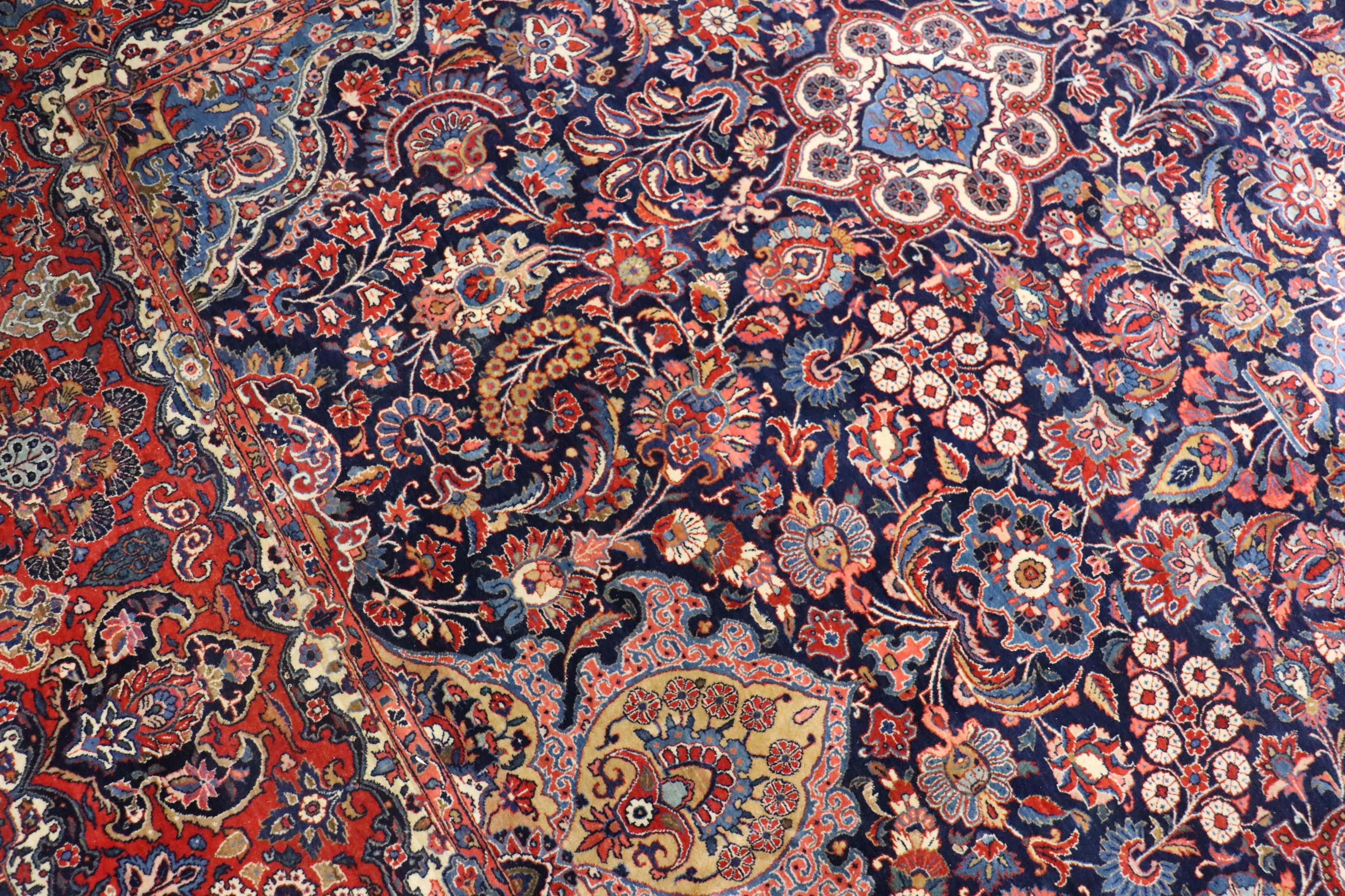 Traditional Antique Kashan Rug In Good Condition For Sale In New York, NY