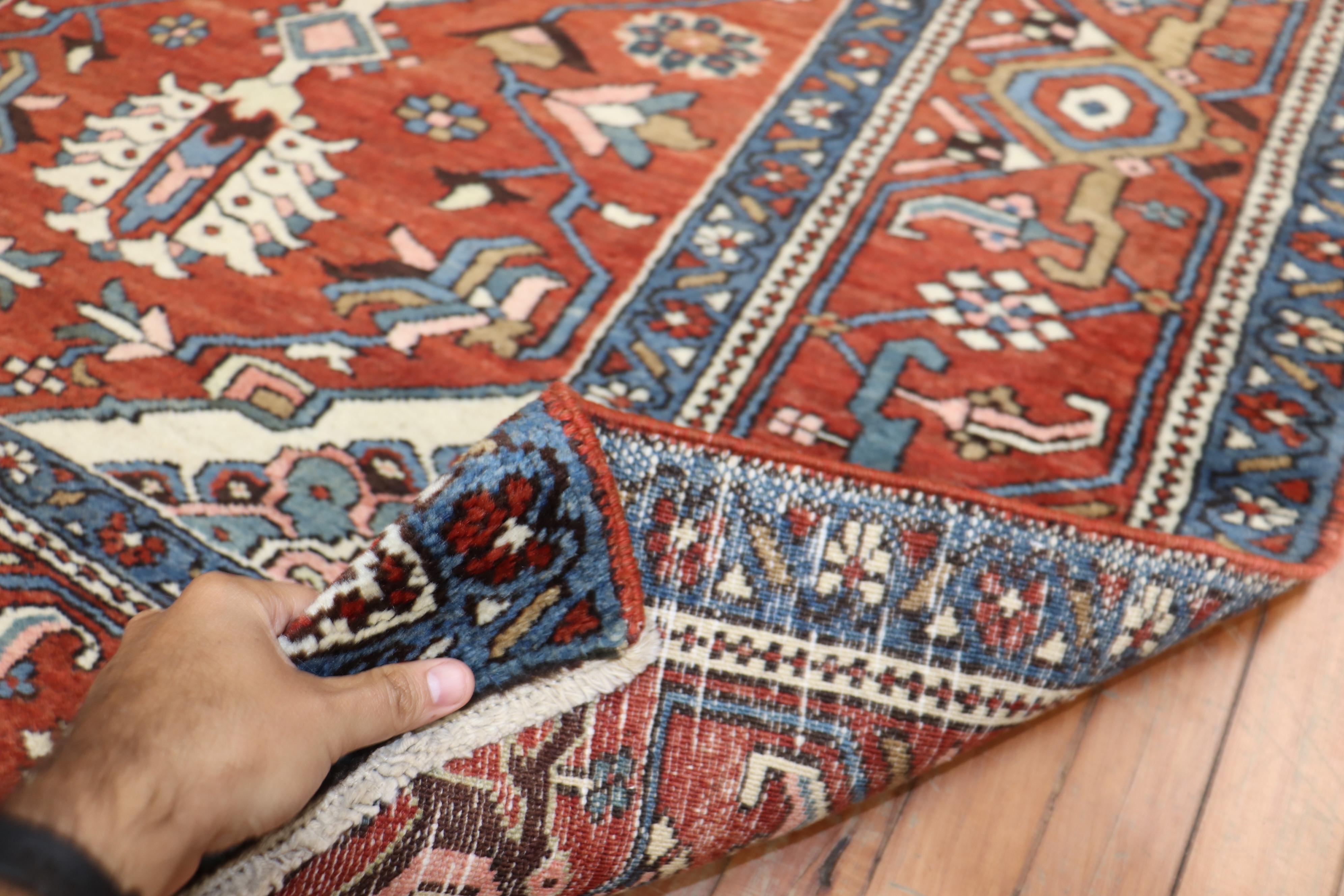 Traditional Antique Persian Heriz Serapi Rug In Good Condition For Sale In New York, NY
