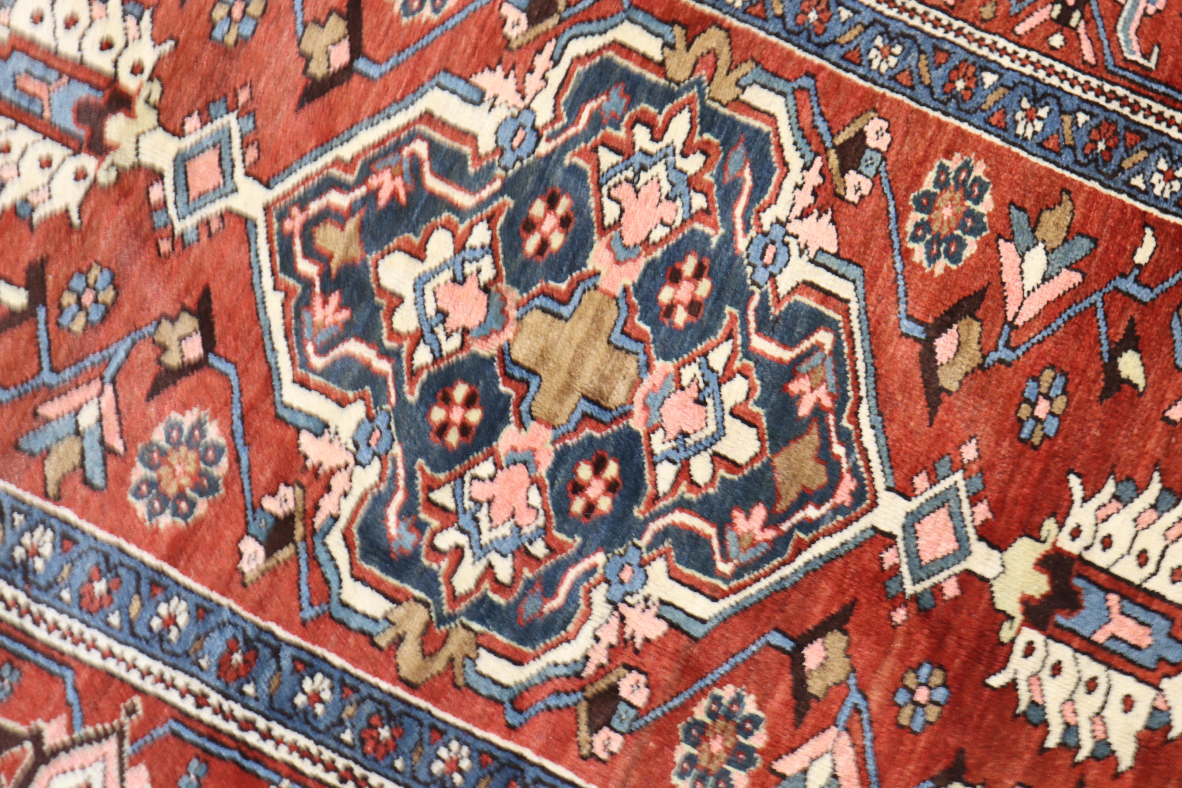 Zabihi Collection Traditional Antique Persian Heriz Serapi Rug In Good Condition For Sale In New York, NY