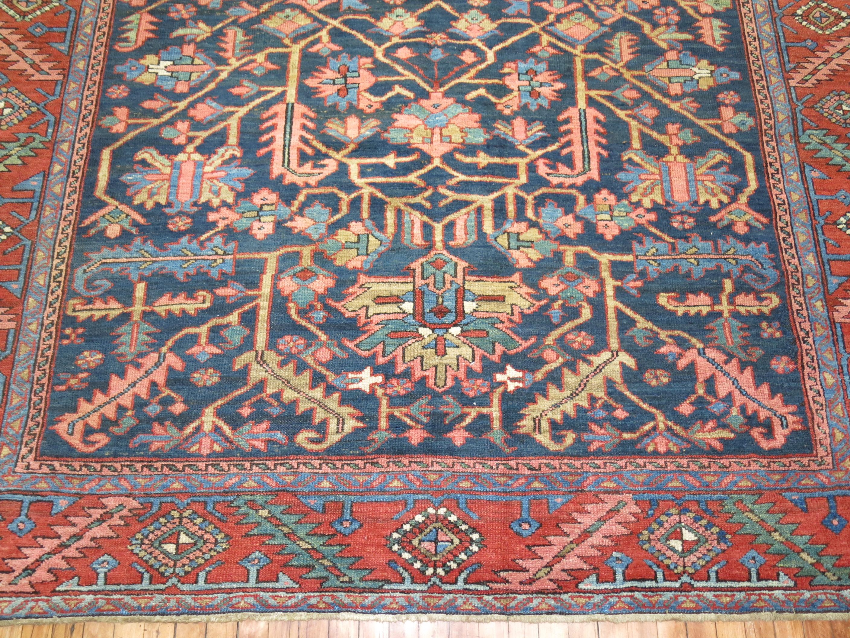 Tapis traditionnel persan ancien géométrique bleu marine Heriz en vente 2