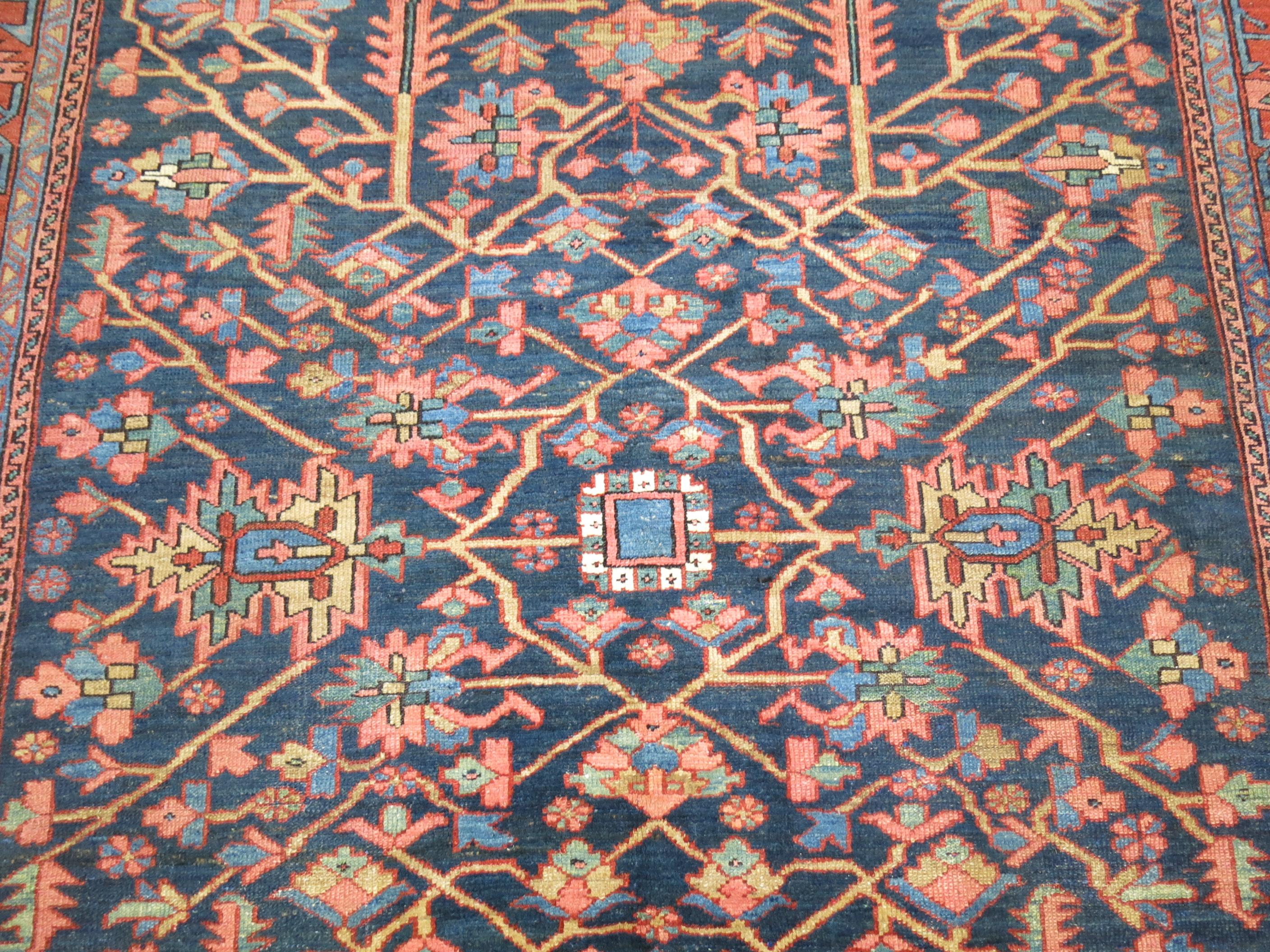 Tapis traditionnel persan ancien géométrique bleu marine Heriz en vente 3