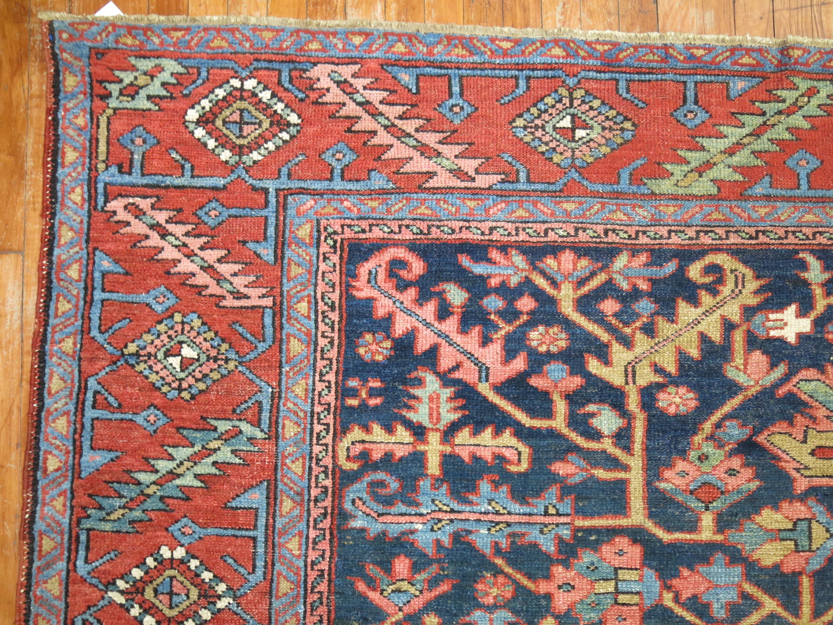 Perse Tapis traditionnel persan ancien géométrique bleu marine Heriz en vente