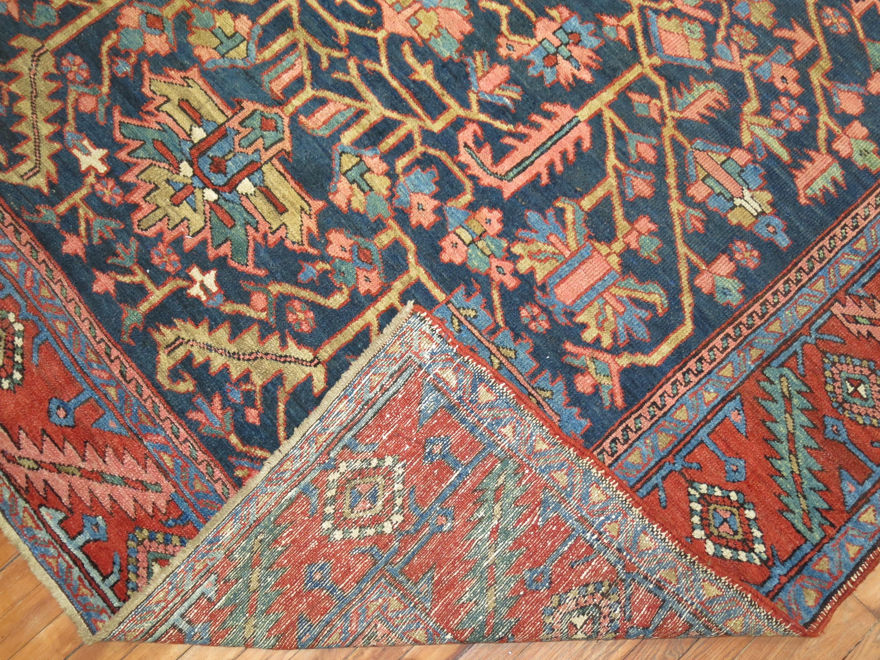 Tissé à la main Tapis traditionnel persan ancien géométrique bleu marine Heriz en vente