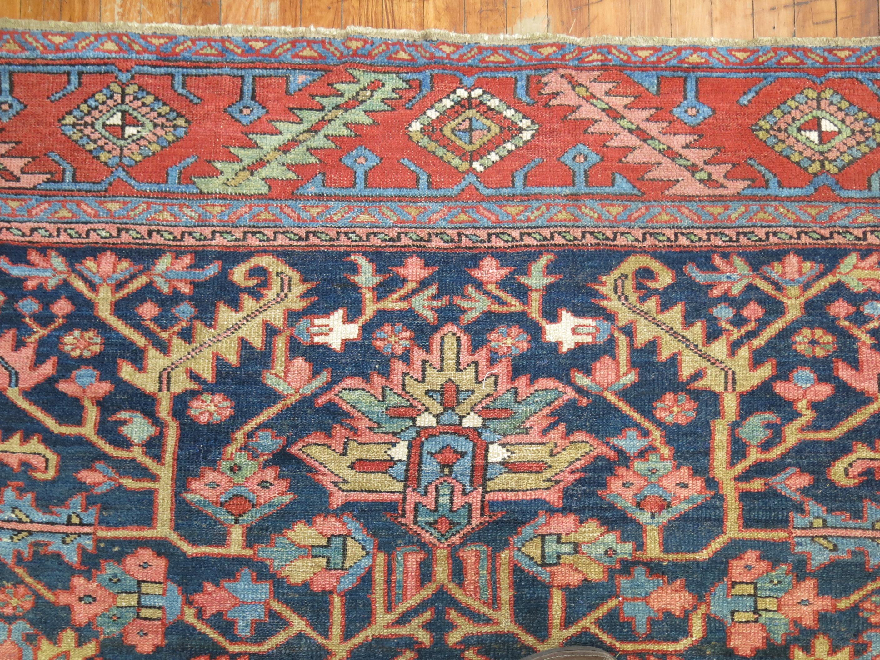 Tapis traditionnel persan ancien géométrique bleu marine Heriz Bon état - En vente à New York, NY