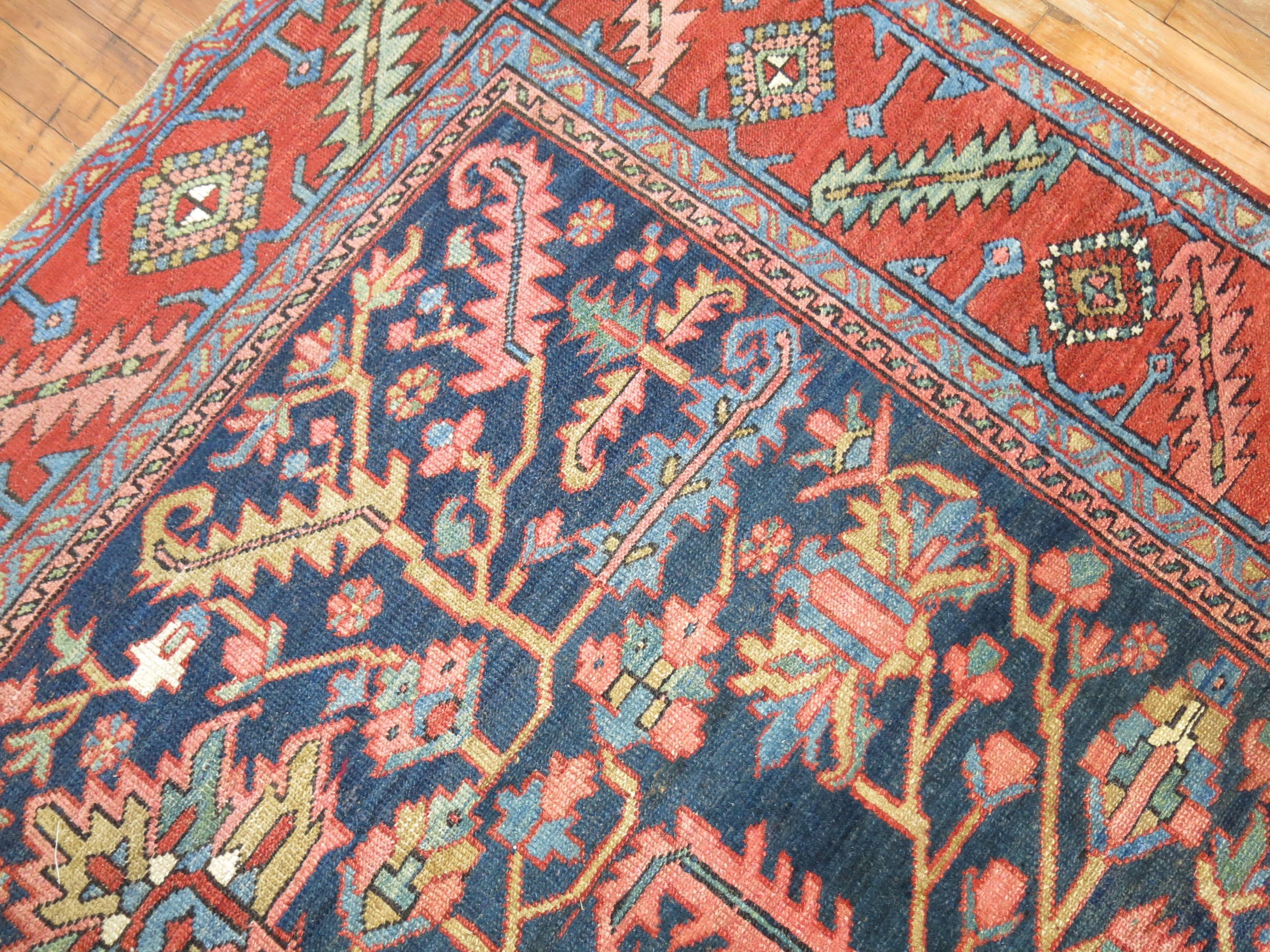 Laine Tapis traditionnel persan ancien géométrique bleu marine Heriz en vente