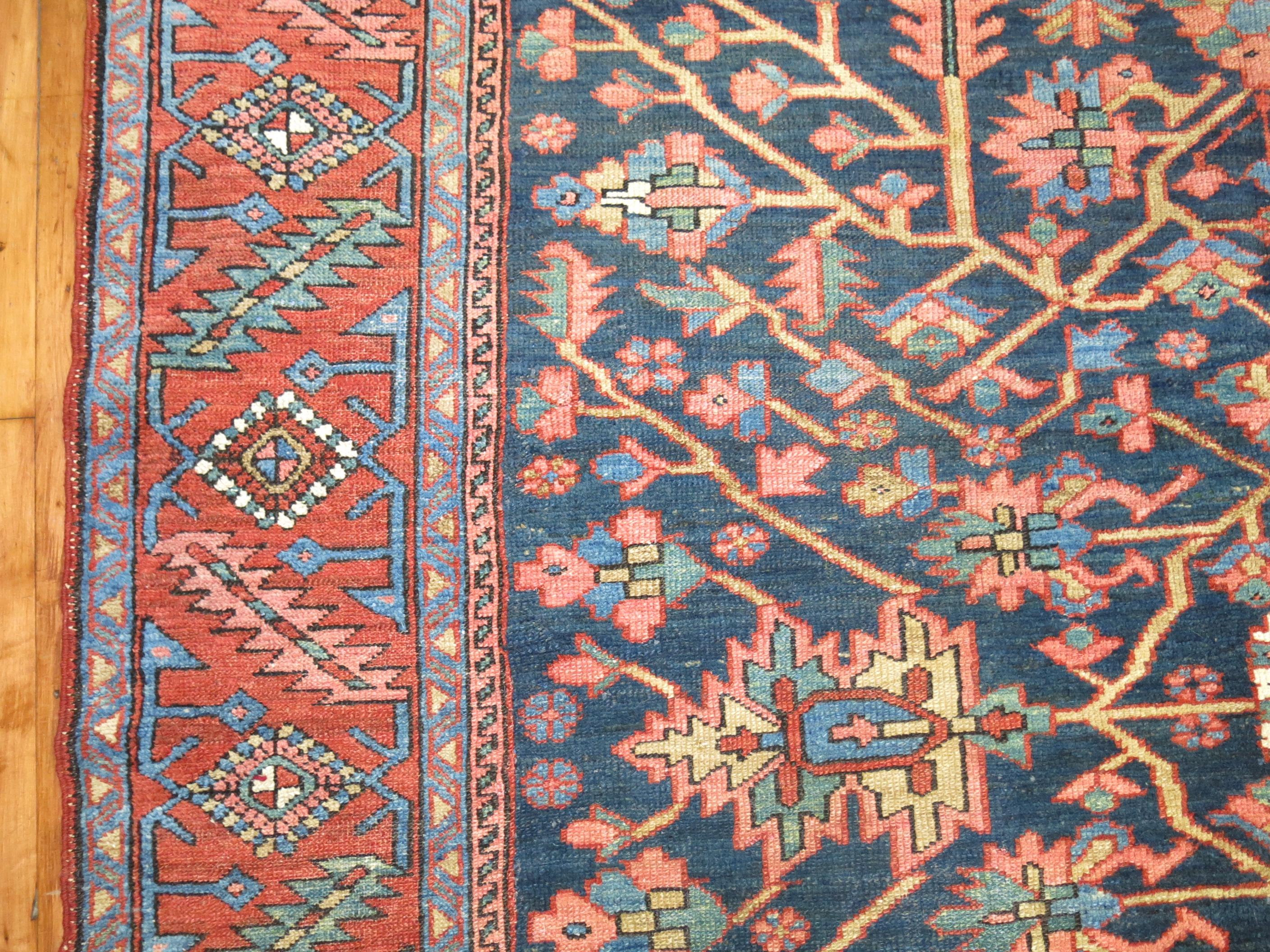 Tapis traditionnel persan ancien géométrique bleu marine Heriz en vente 1