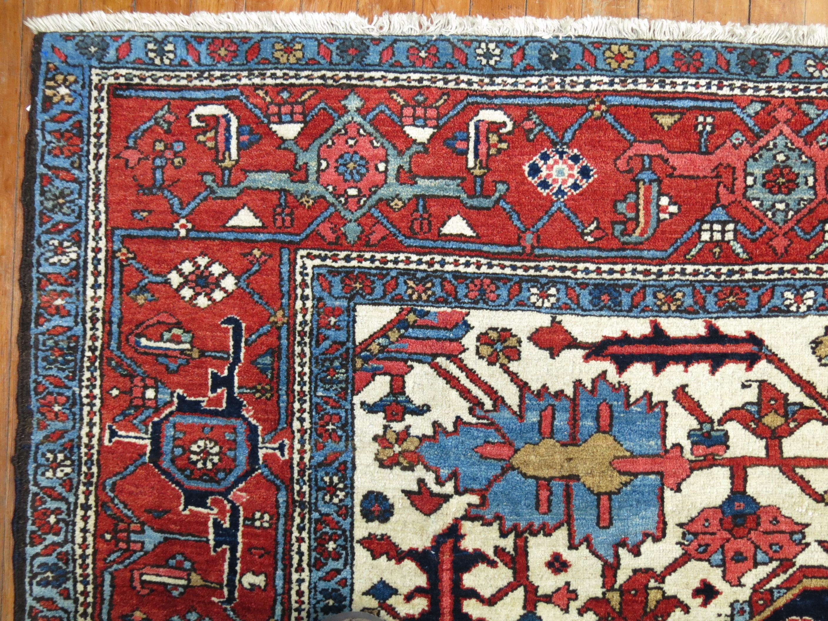 Antiker, geometrischer, quadratischer, persischer Heriz-Teppich in Marineblau im Angebot 2