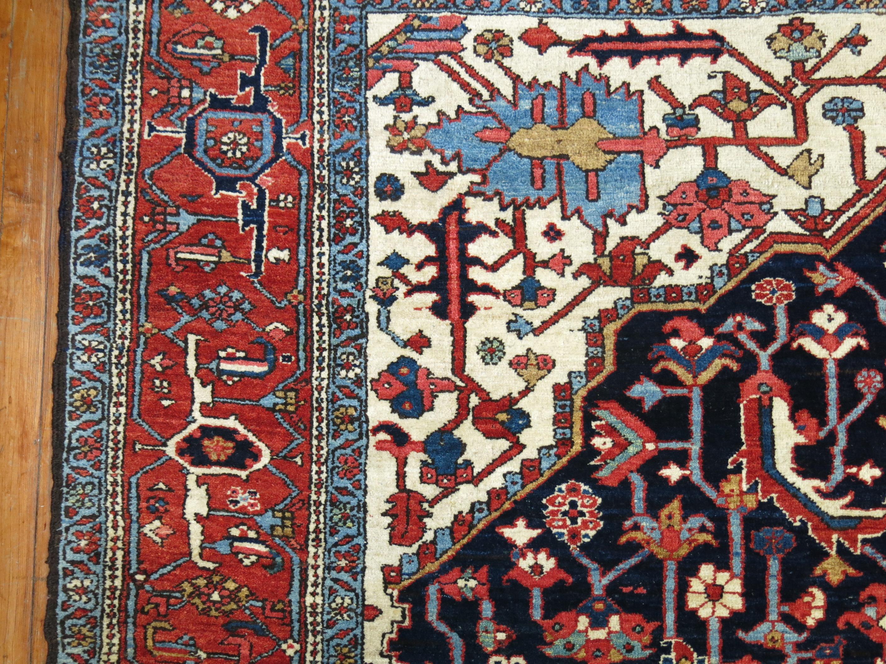 Antiker, geometrischer, quadratischer, persischer Heriz-Teppich in Marineblau im Angebot 3