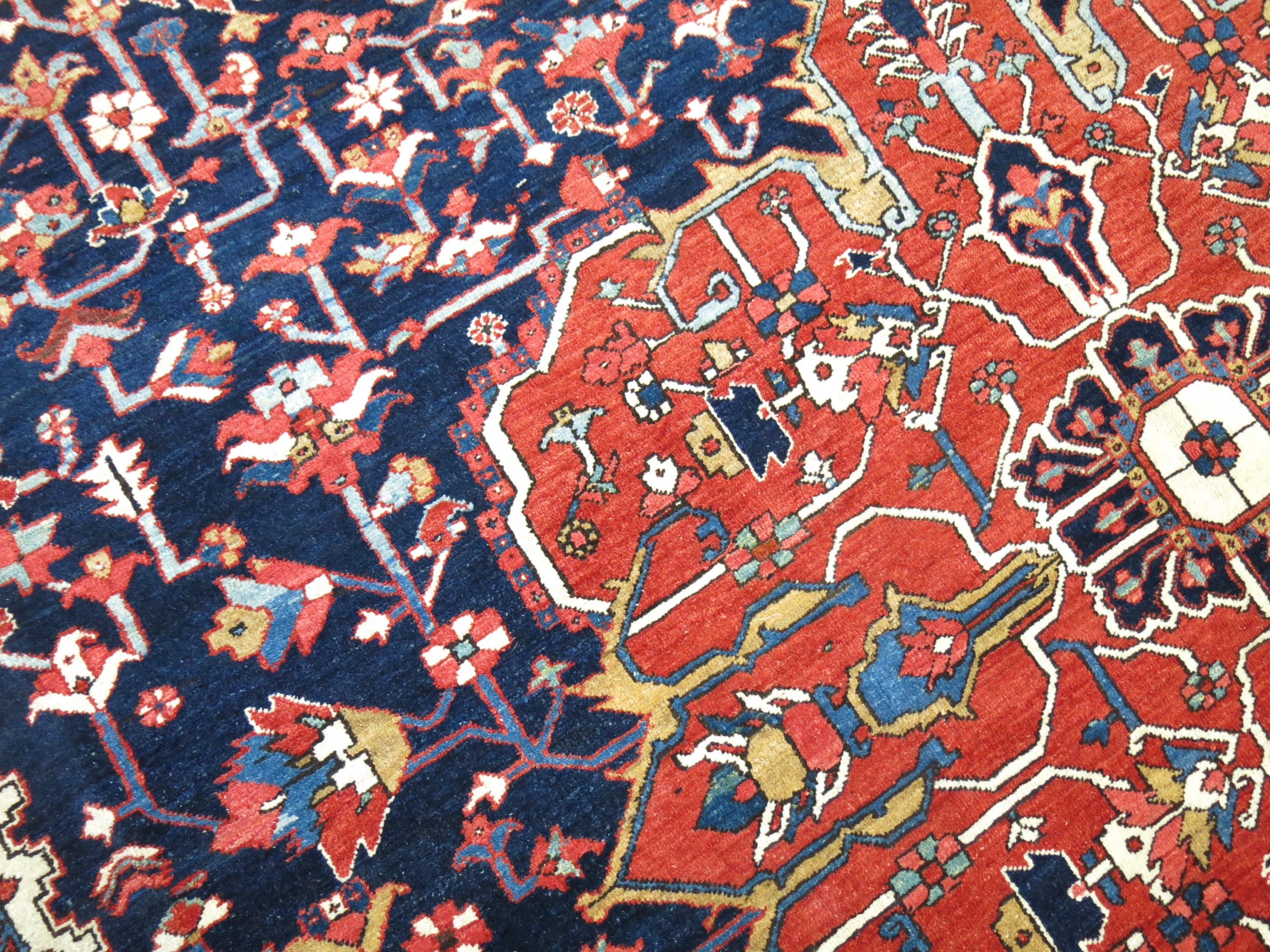 Antiker, geometrischer, quadratischer, persischer Heriz-Teppich in Marineblau im Angebot 4