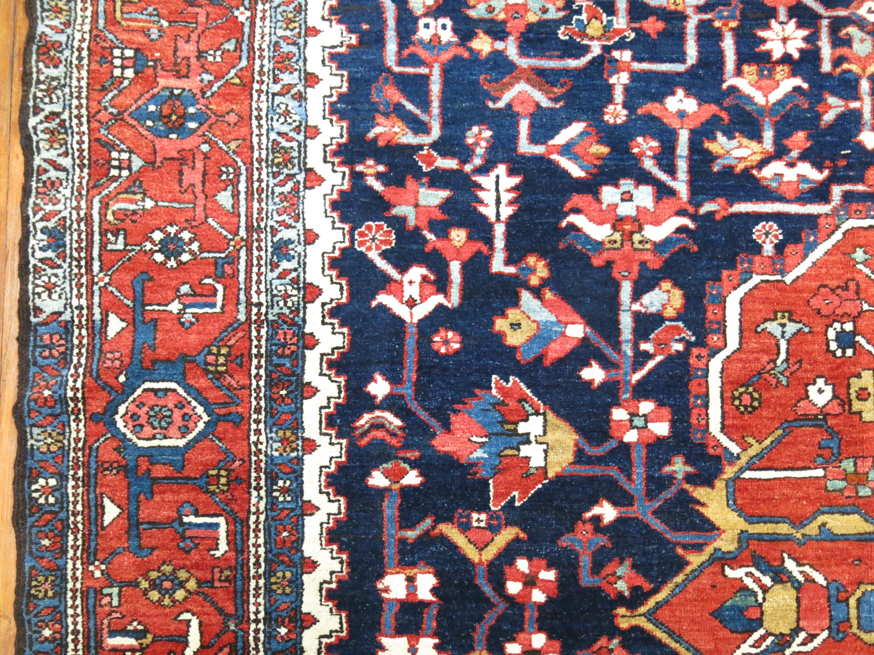 Antiker, geometrischer, quadratischer, persischer Heriz-Teppich in Marineblau im Angebot 5