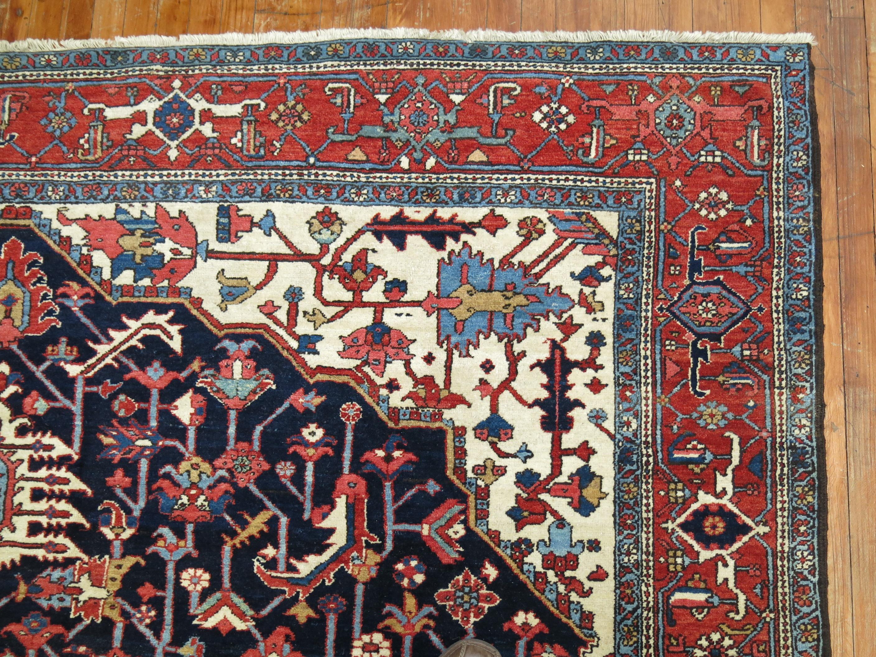 Antiker, geometrischer, quadratischer, persischer Heriz-Teppich in Marineblau im Angebot 6
