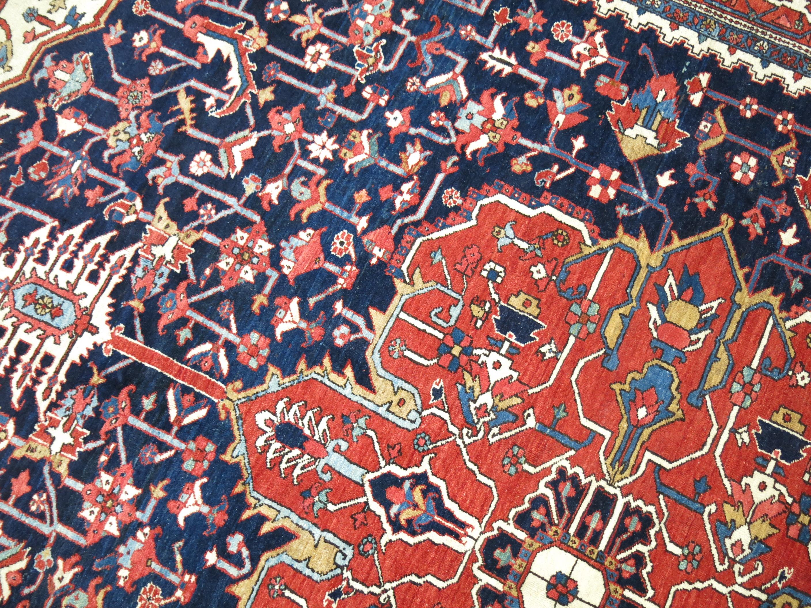 Antiker, geometrischer, quadratischer, persischer Heriz-Teppich in Marineblau im Angebot 7