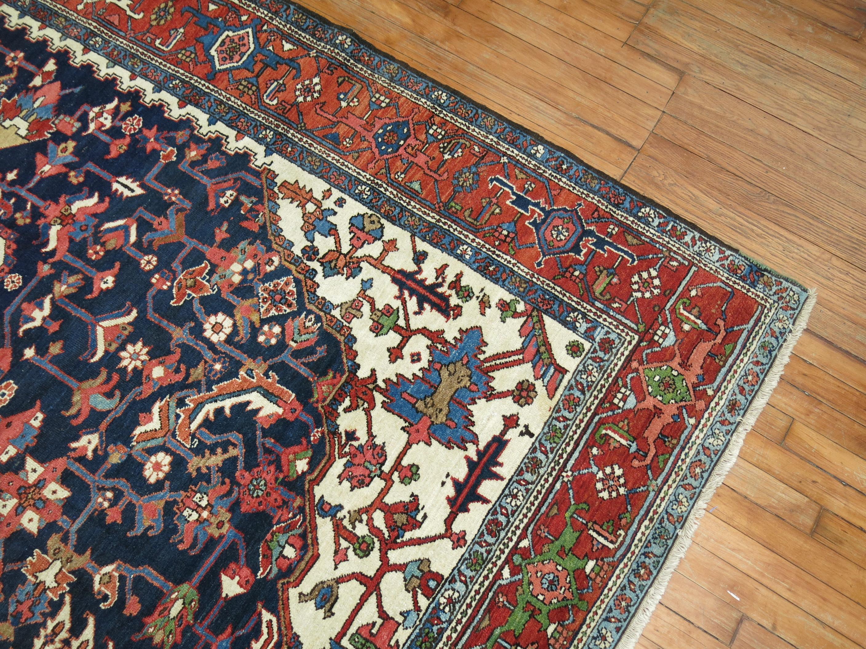 Antiker, geometrischer, quadratischer, persischer Heriz-Teppich in Marineblau im Angebot 8