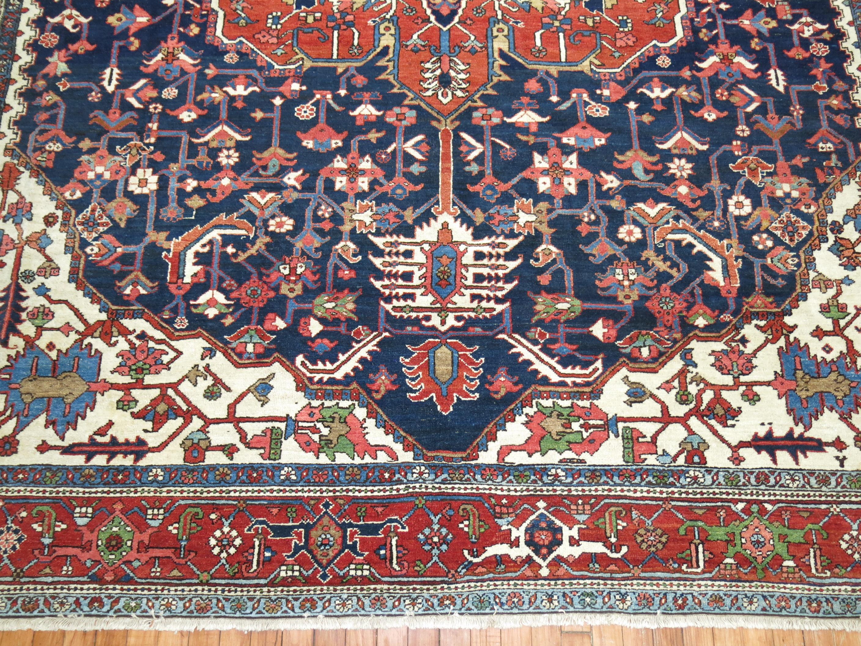 Antiker, geometrischer, quadratischer, persischer Heriz-Teppich in Marineblau im Angebot 9