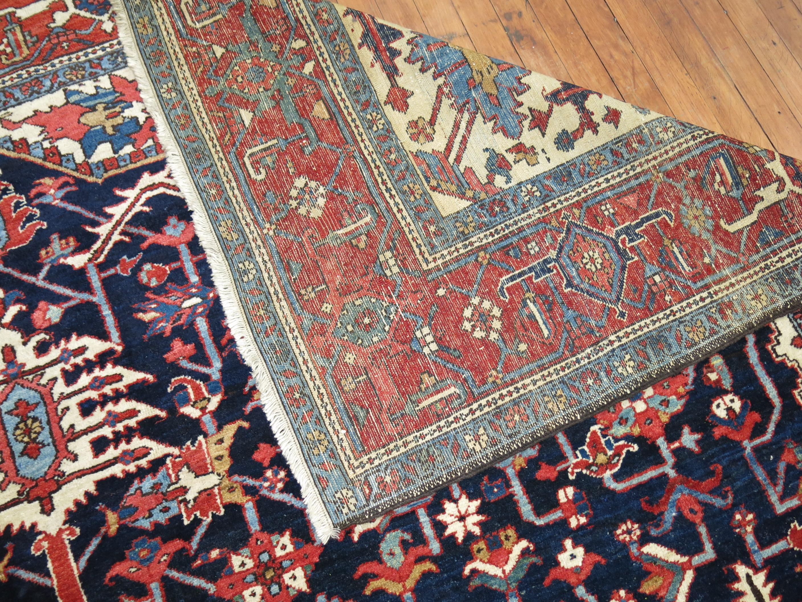Antiker, geometrischer, quadratischer, persischer Heriz-Teppich in Marineblau (Serapi) im Angebot
