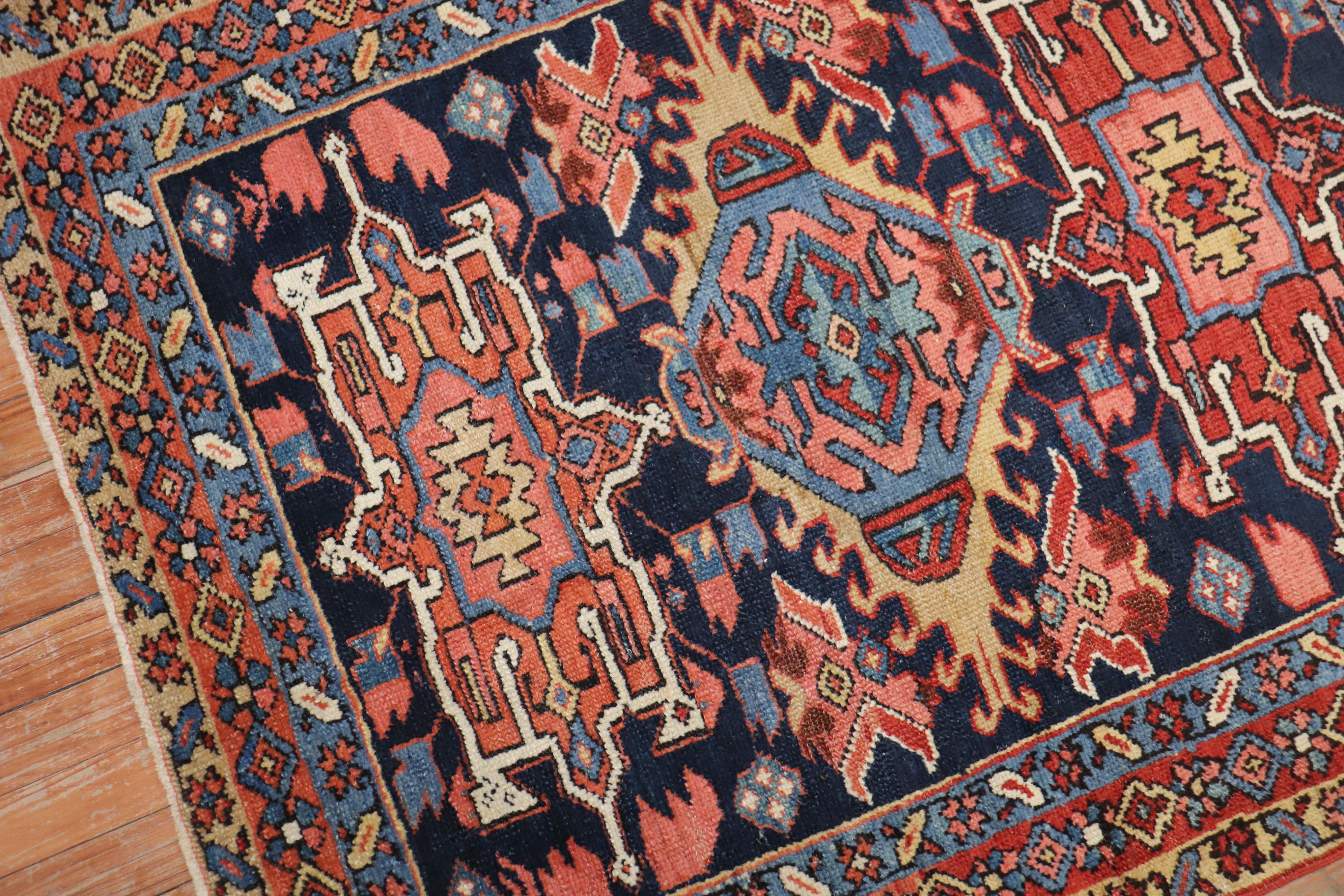 Colección Zabihi Alfombra Heriz Tradicional Persa Antigua Cuadrada Azul Marino Geométrica Tejido a mano en venta