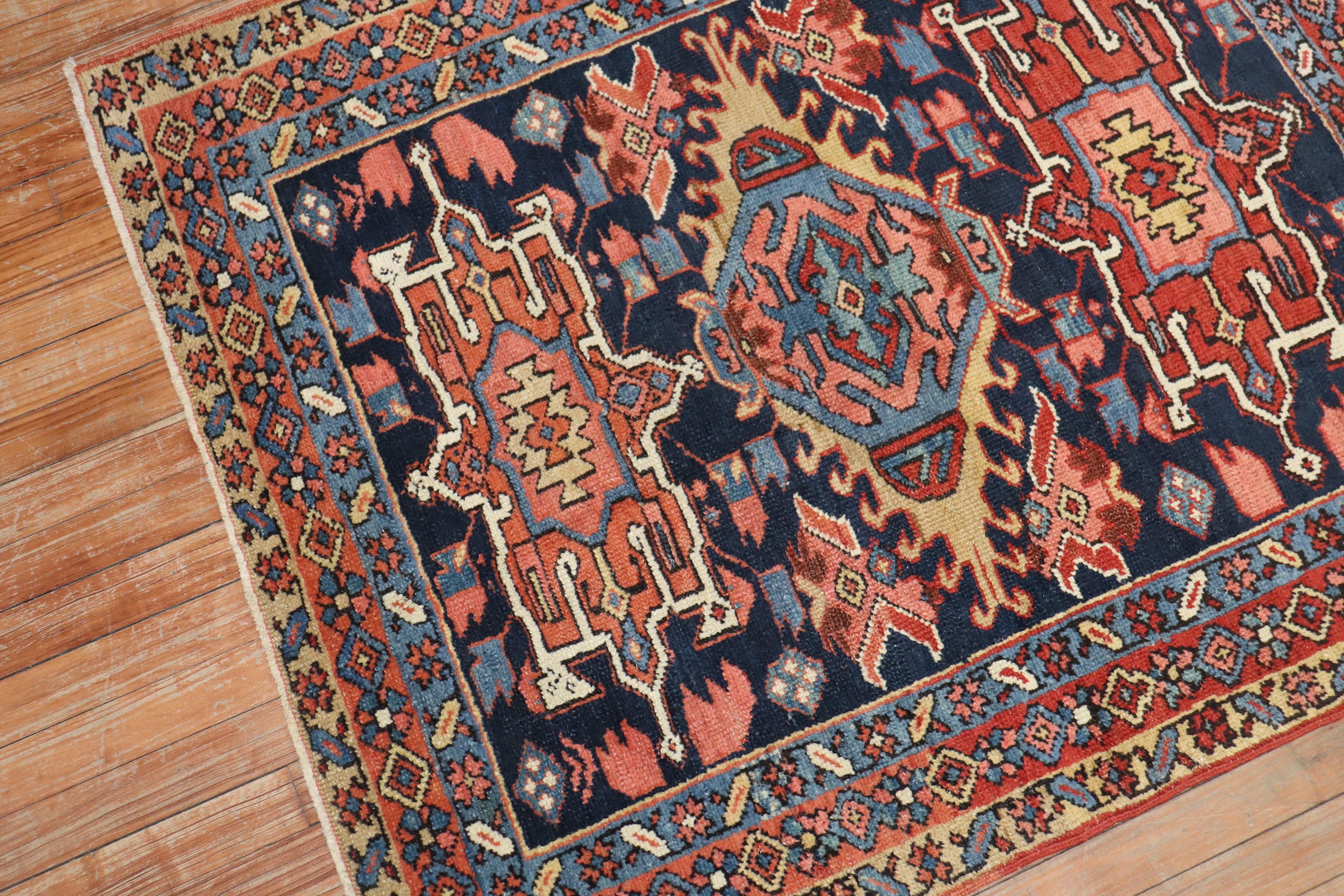 Colección Zabihi Alfombra Heriz Tradicional Persa Antigua Cuadrada Azul Marino Geométrica en Bueno estado para la venta en New York, NY