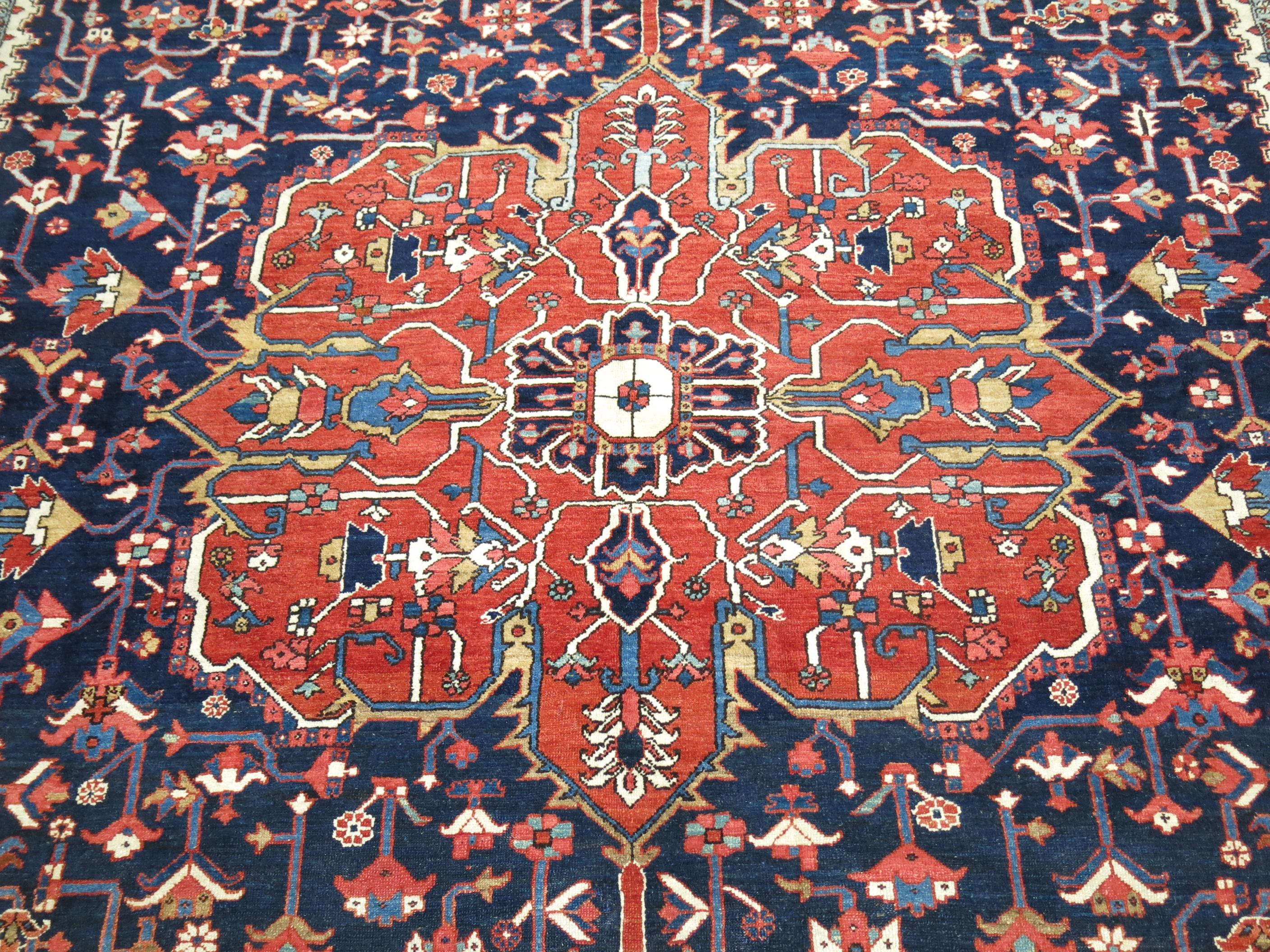 Antiker, geometrischer, quadratischer, persischer Heriz-Teppich in Marineblau (Handgewebt) im Angebot