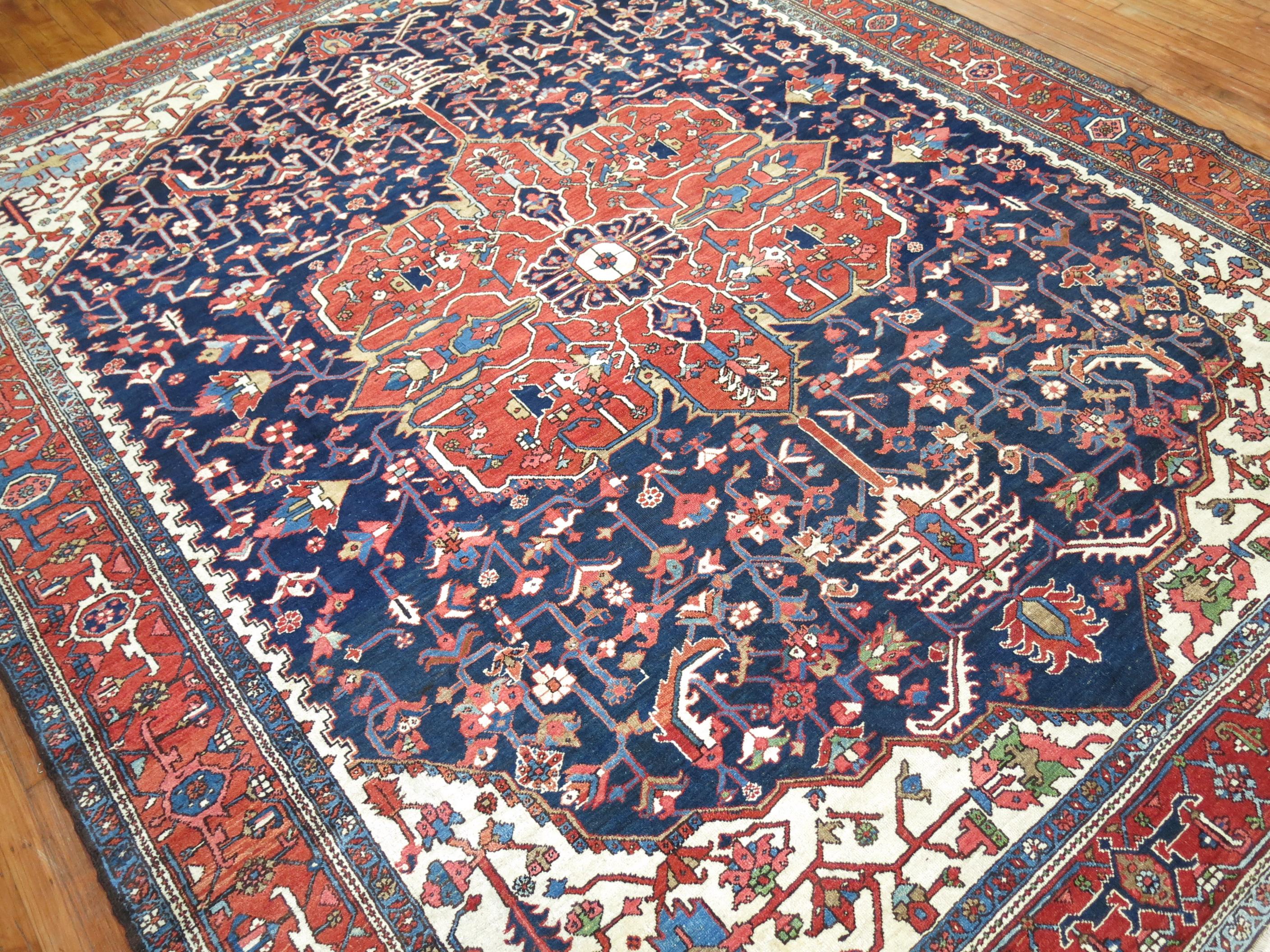 Antiker, geometrischer, quadratischer, persischer Heriz-Teppich in Marineblau im Zustand „Gut“ im Angebot in New York, NY