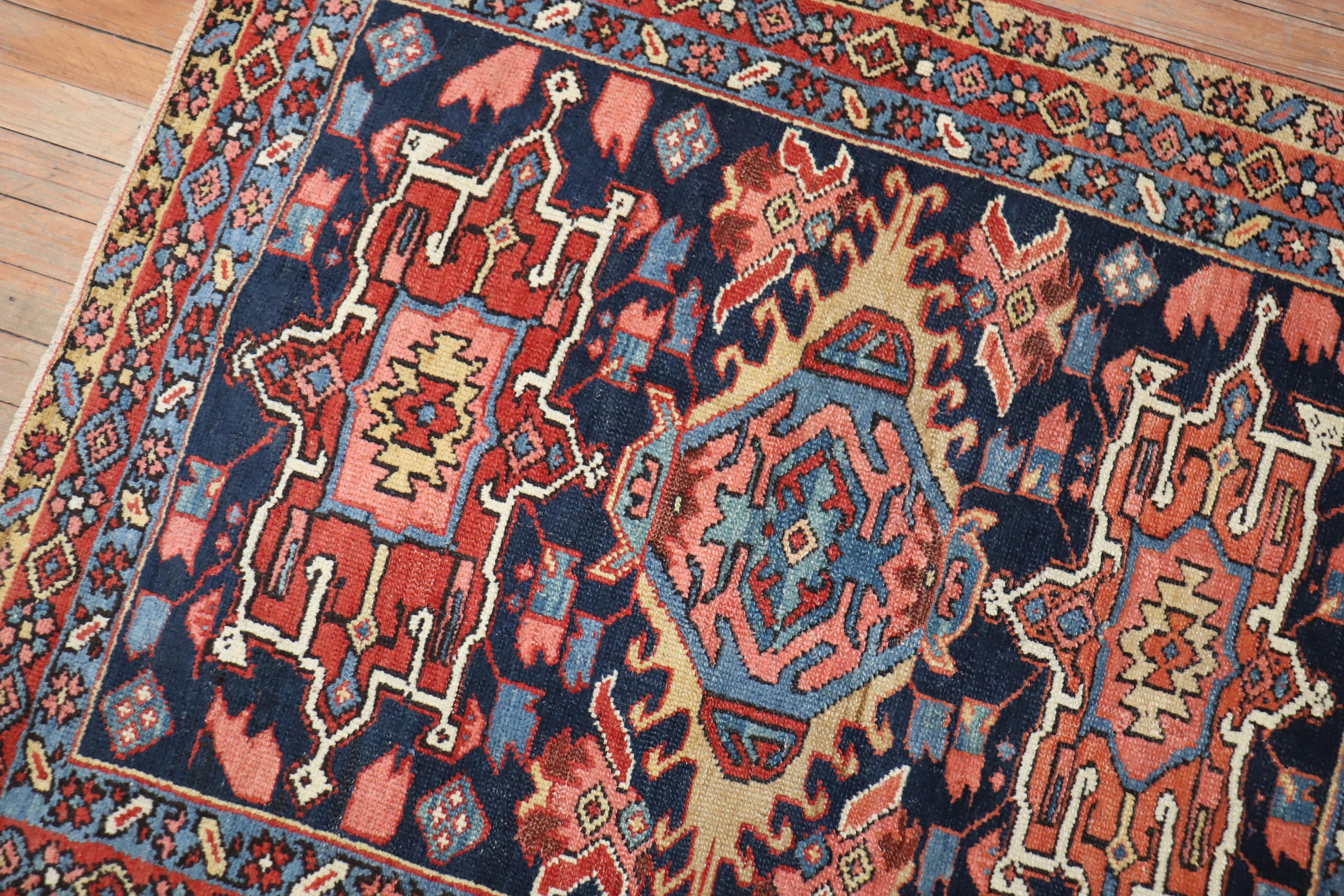 Antiker, geometrischer, quadratischer, persischer Heriz-Teppich in Marineblau (20. Jahrhundert) im Angebot
