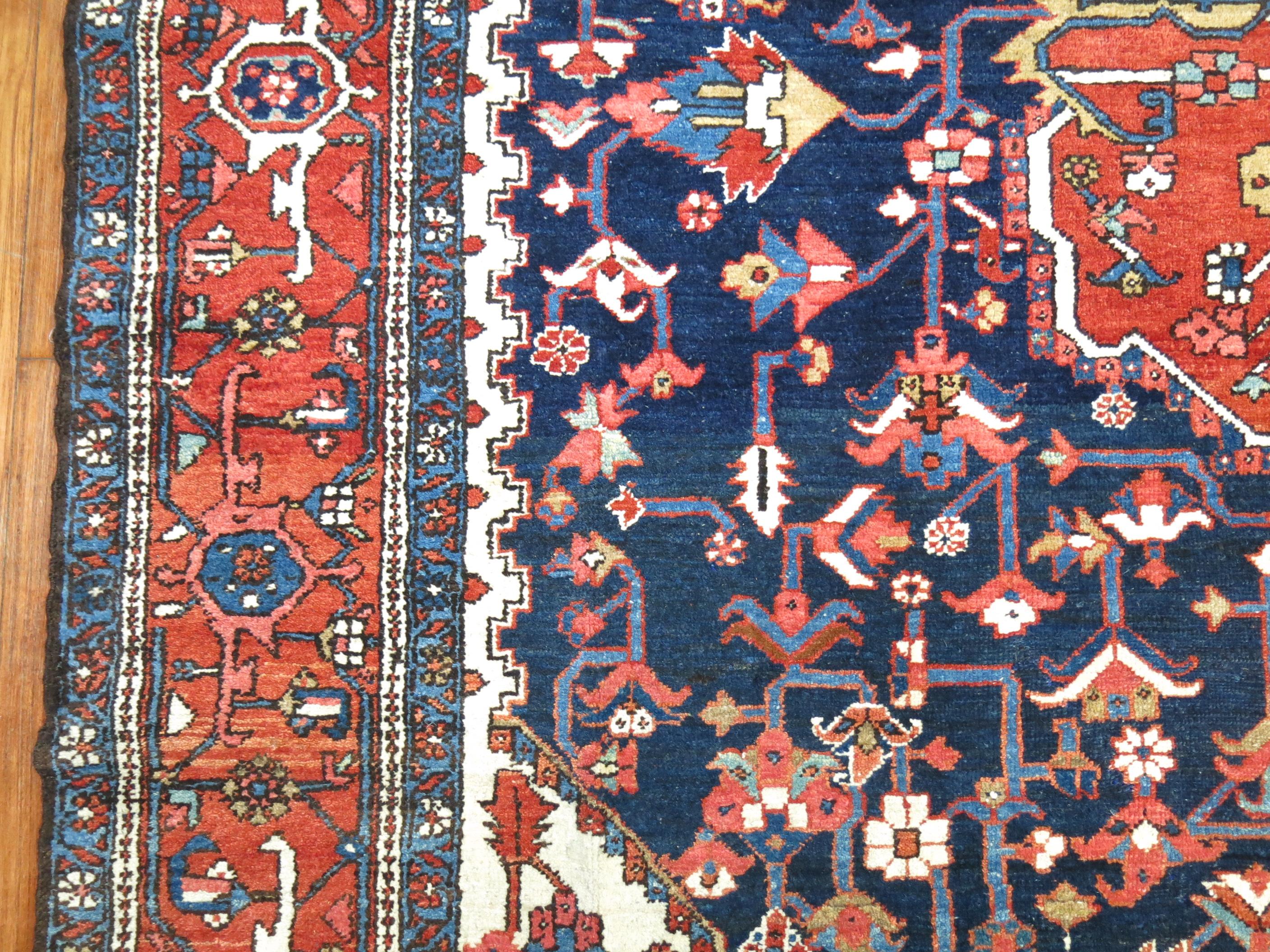Antiker, geometrischer, quadratischer, persischer Heriz-Teppich in Marineblau (Wolle) im Angebot