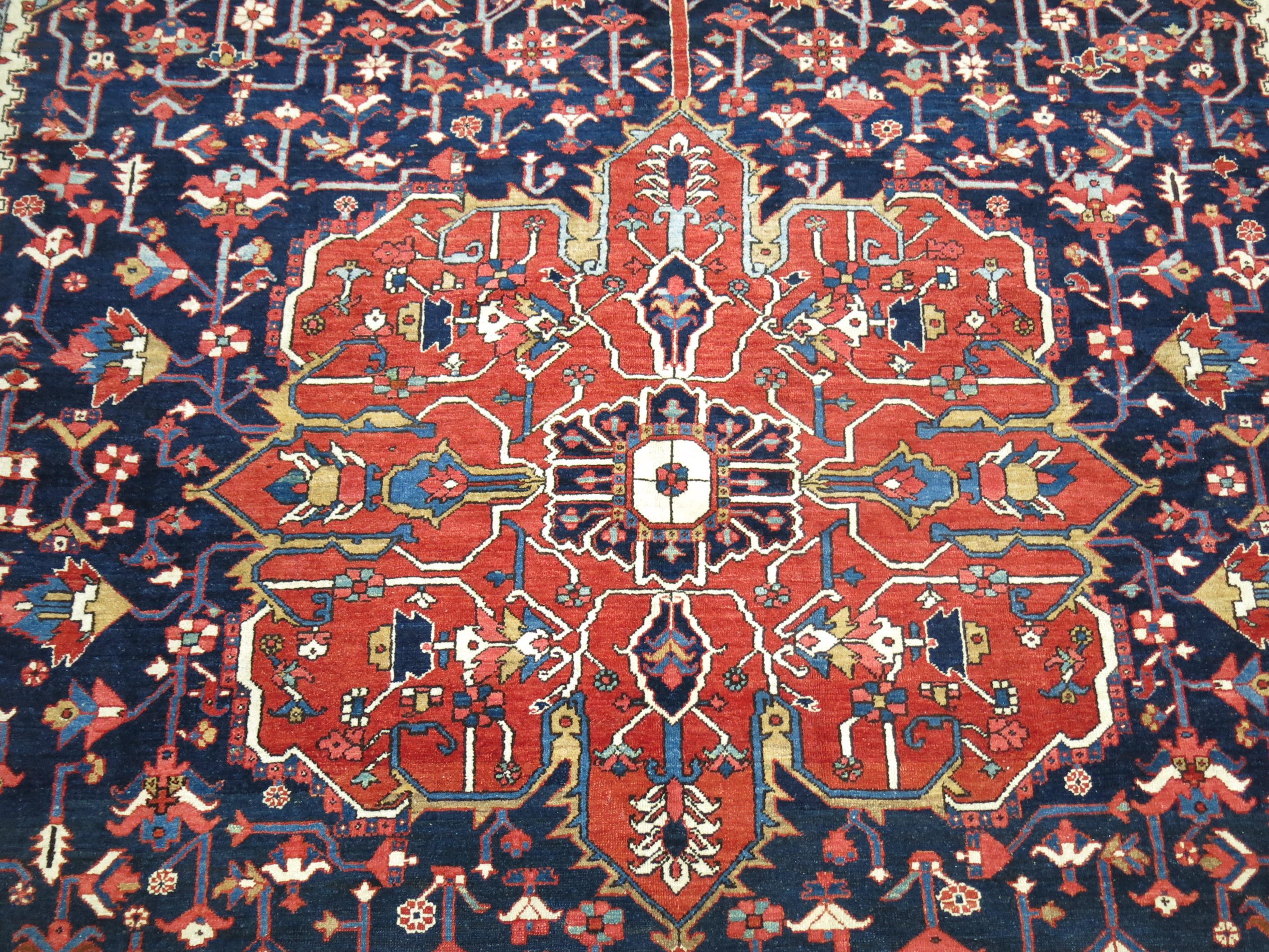 Antiker, geometrischer, quadratischer, persischer Heriz-Teppich in Marineblau im Angebot 1